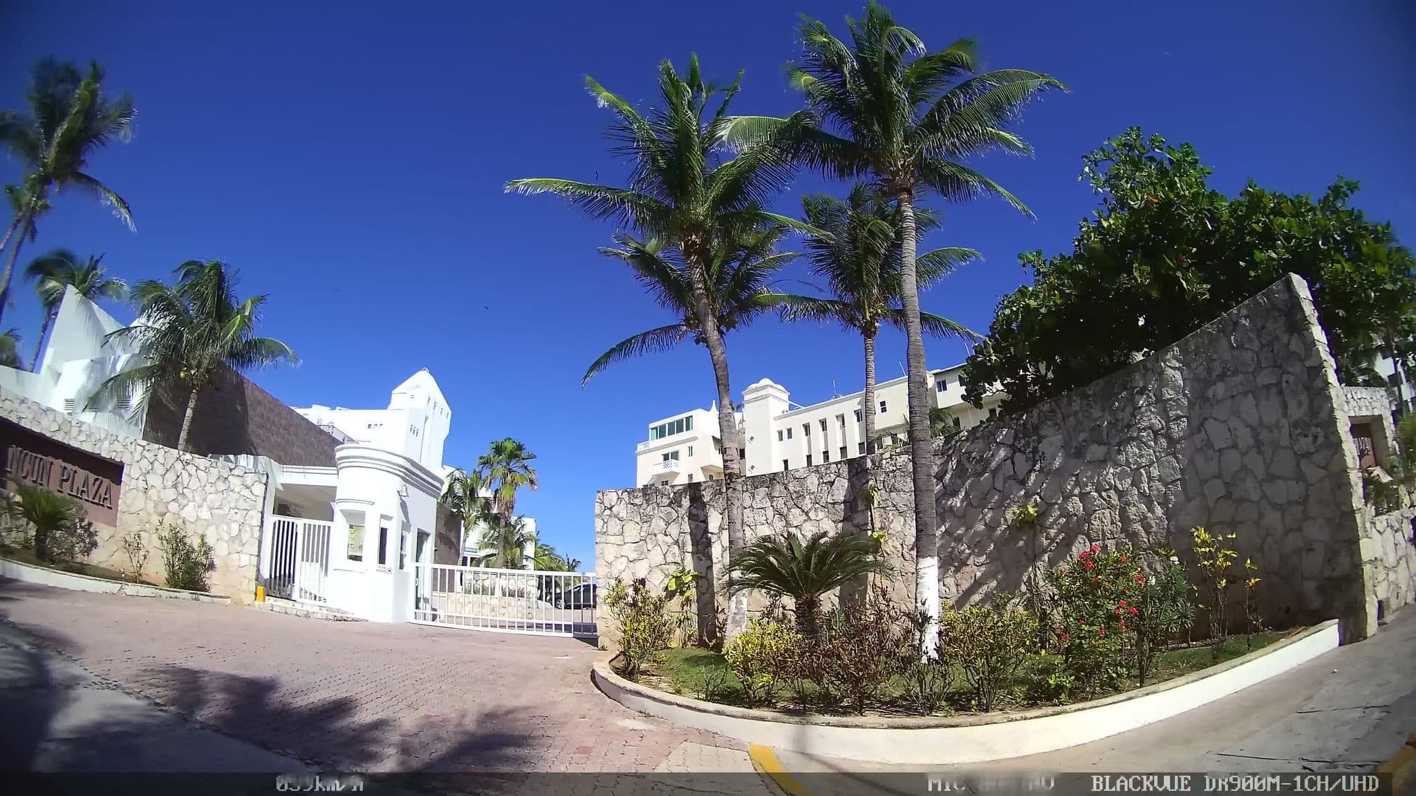 Street view near Cancun Plaza, Alfredo V. Bonfil