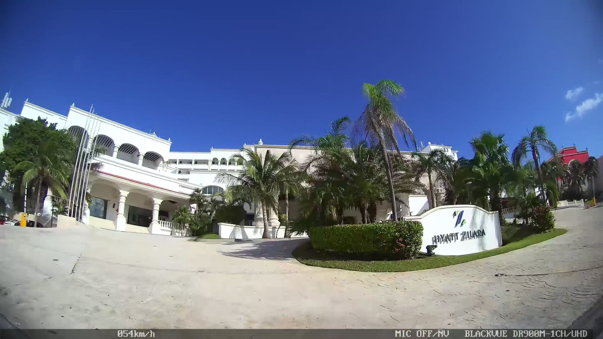 Street view near Hyatt Zilara Cancun, Alfredo V. Bonfil — © kaart_2 (CC BY-SA · Mapillary)