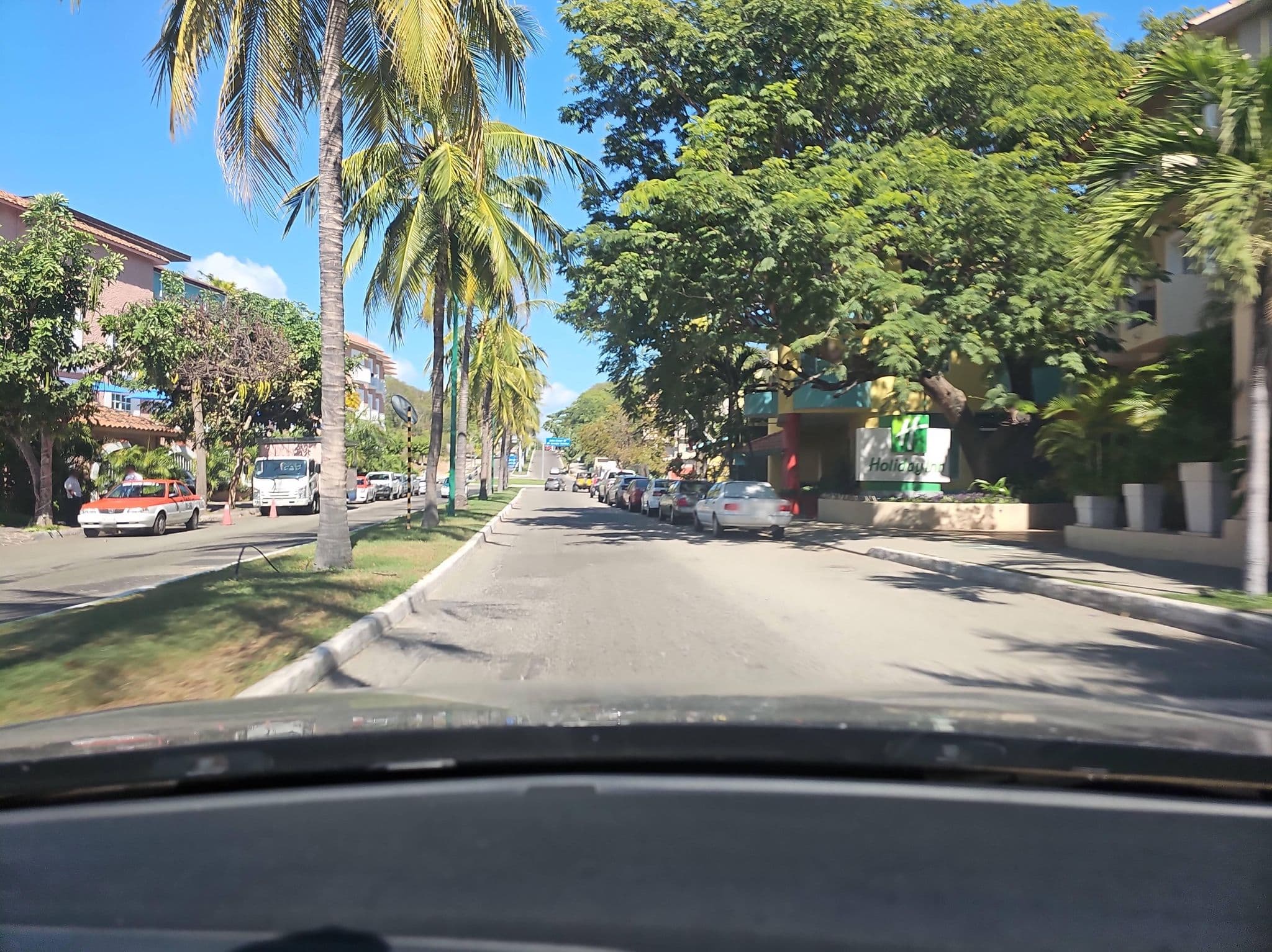 Street view near Holiday Inn Huatulco, Crucecita — © ezaratemx (CC BY-SA · Mapillary)