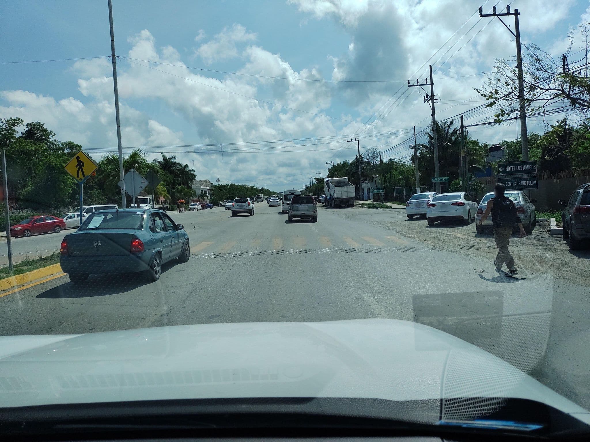 Street view near El Jardín de Frida, Tulum