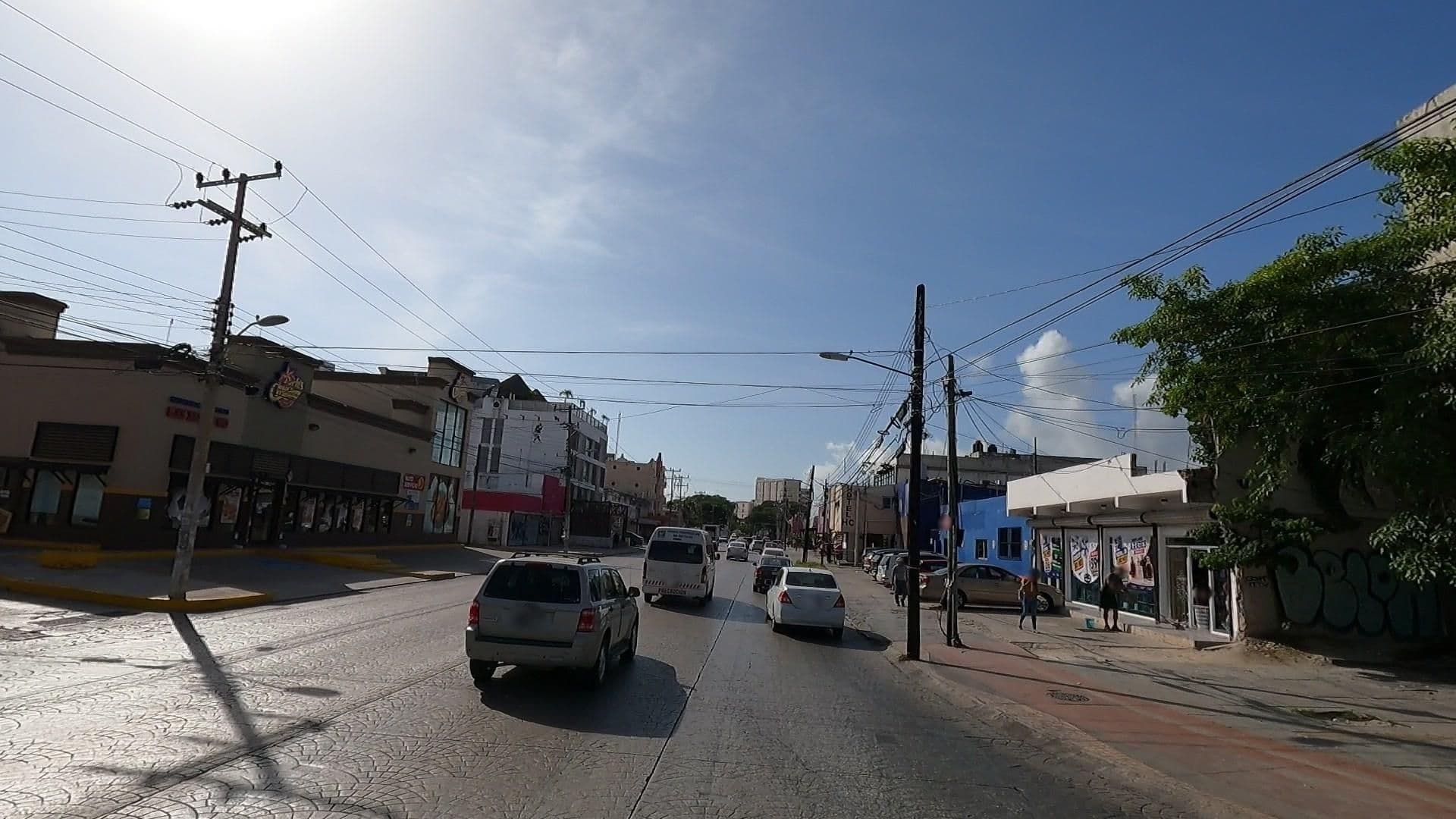 Street view near Hostal Las Flores, Cancún — © calleros (CC BY-SA · Mapillary)