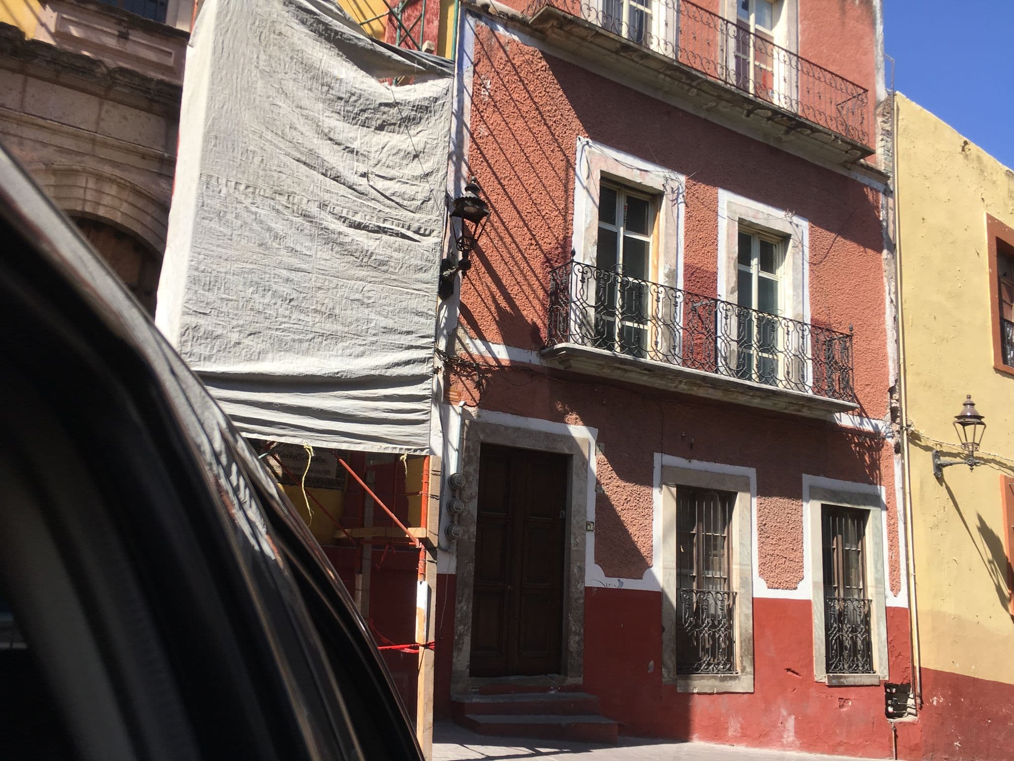 Street view near Alma del Sol Bed & Breakfast Inn, Guanajuato — © brandonc (CC BY-SA · Mapillary)