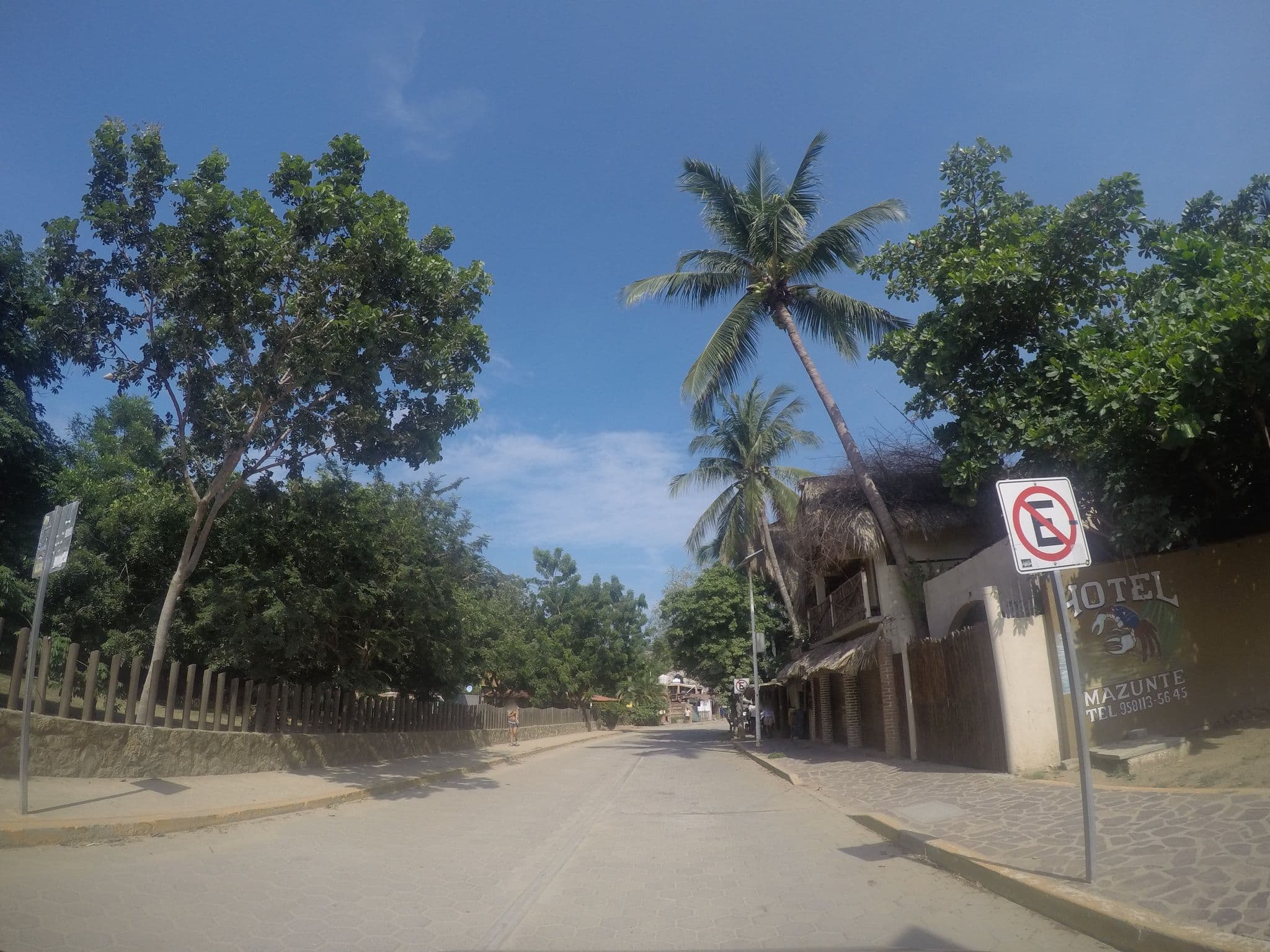 Street view near El Mazunte, Puerto Ángel — © t0mmy (CC BY-SA · Mapillary)