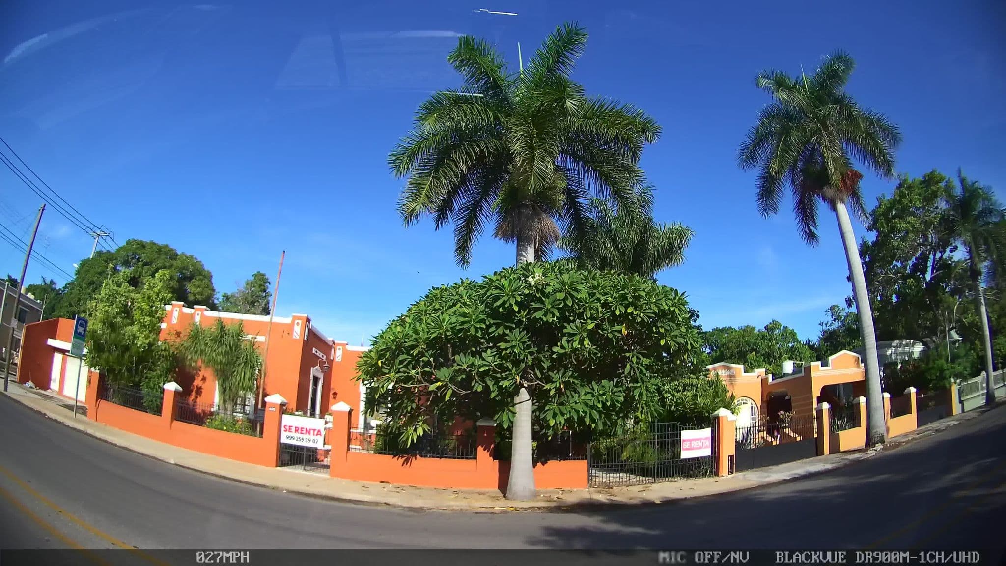 Street view near Casa Espejo Da Luca, Mérida