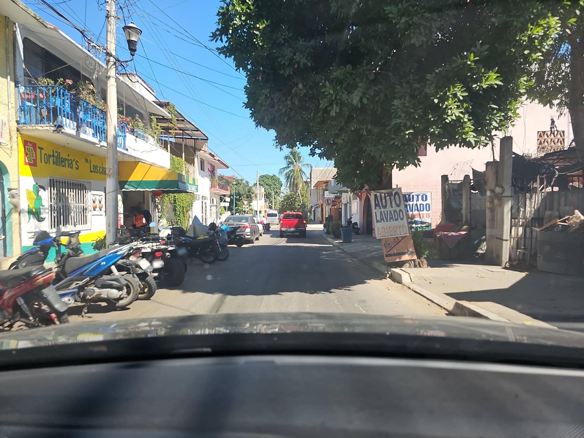Street view near Hotel Jaroje Centro, Crucecita — © ezaratemx (CC BY-SA · Mapillary)