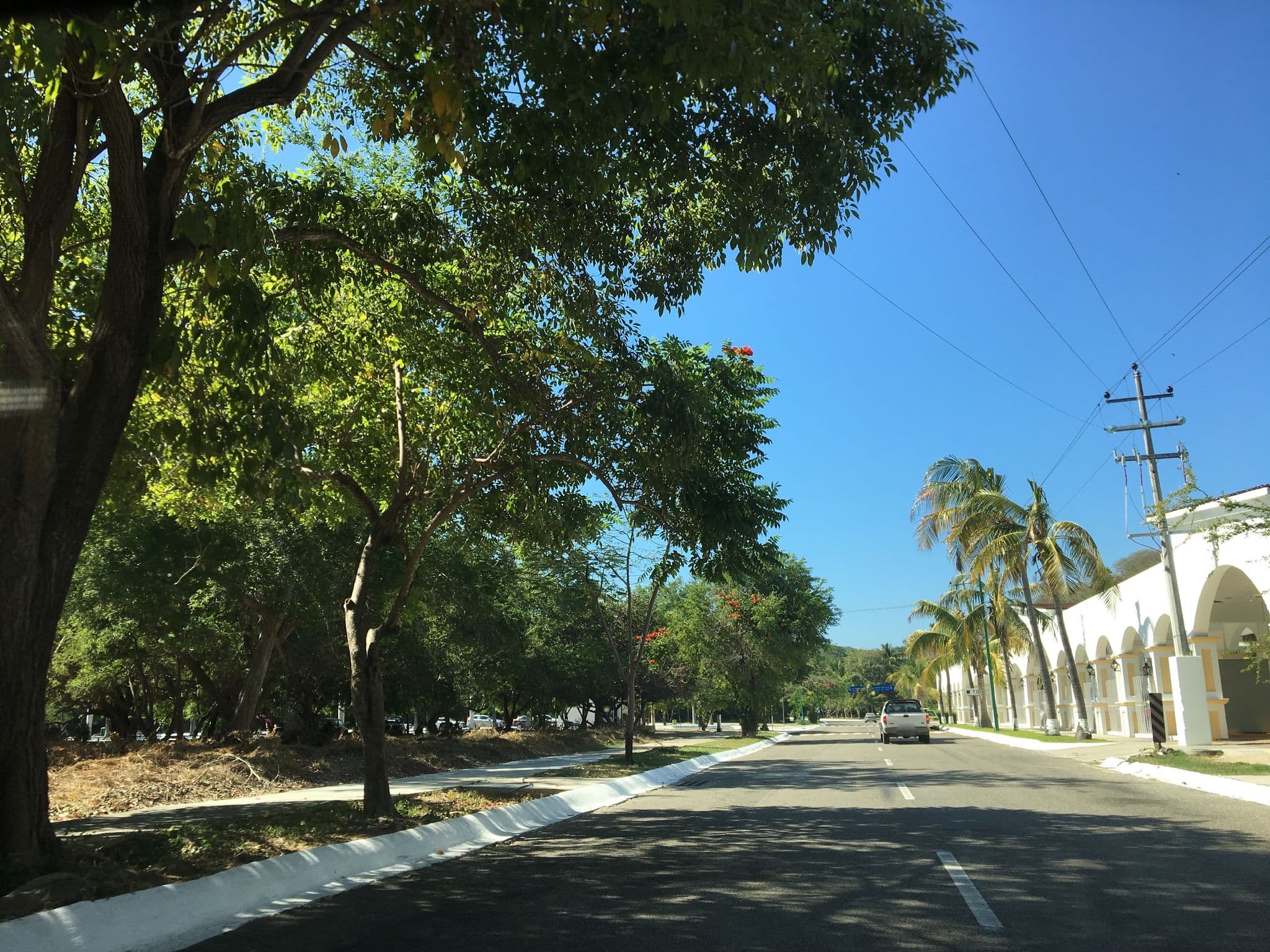 Street view near Hotel Suites Las Valkirias, Crucecita — © ccossio (CC BY-SA · Mapillary)