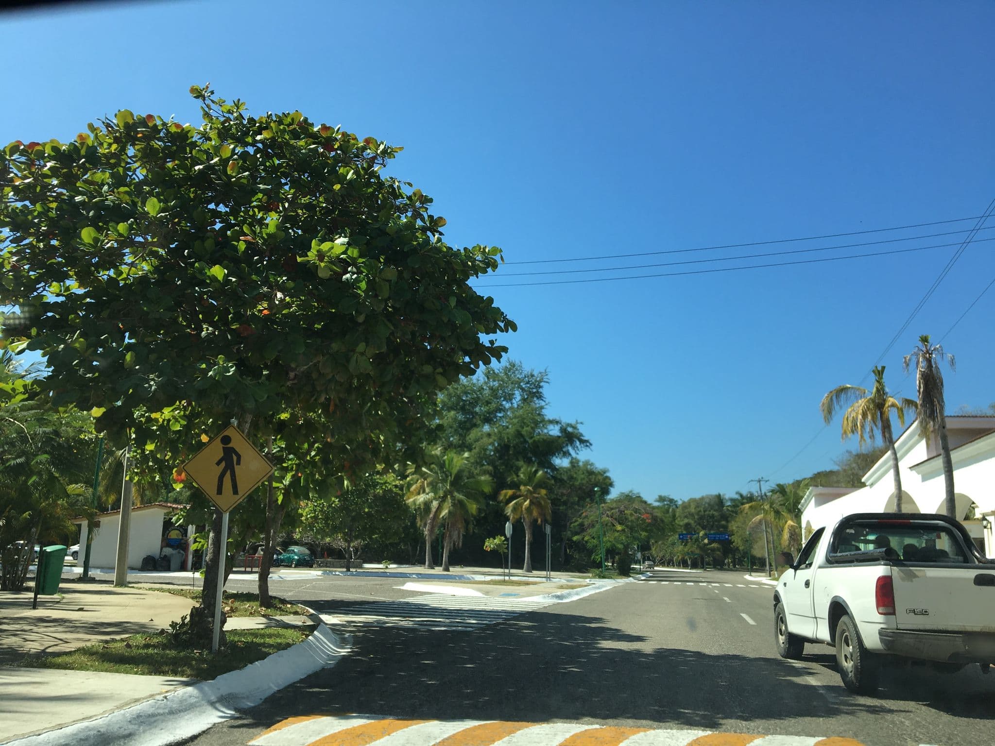 Street view near Park Royal Beach Huatulco, Crucecita — © ccossio (CC BY-SA · Mapillary)