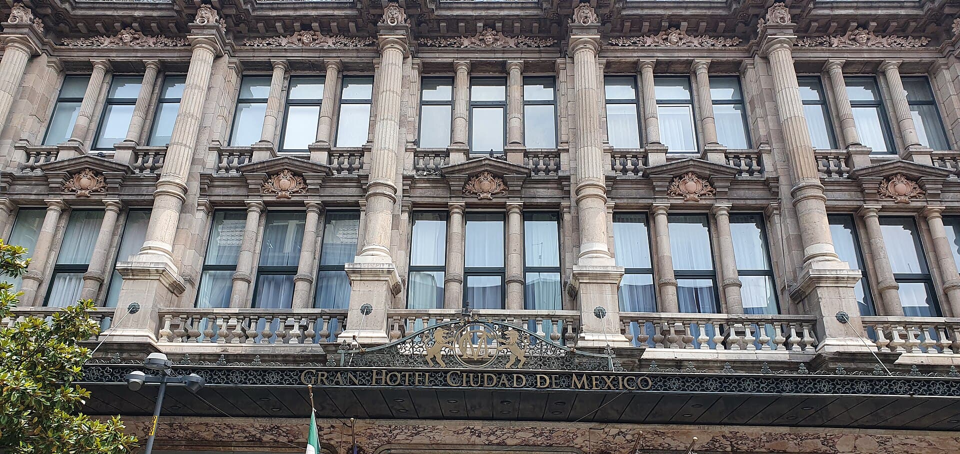 Gran Hotel Ciudad de México (via Wikimedia Commons, CC BY-SA 4.0)