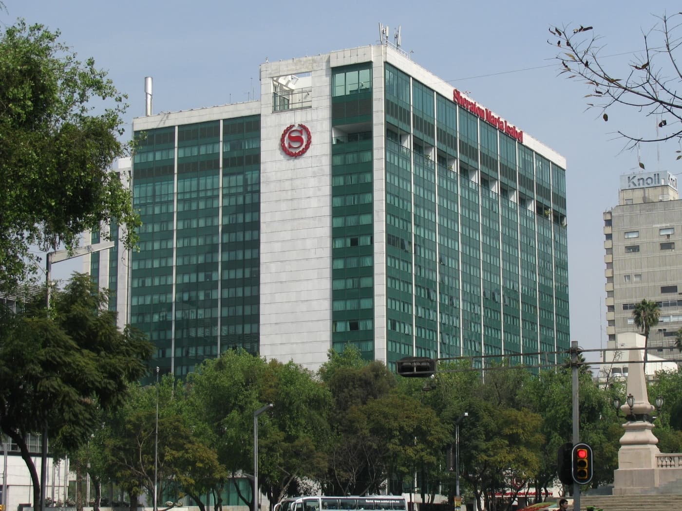 Sheraton María Isabel (via Wikimedia Commons, CC BY-SA 3.0)