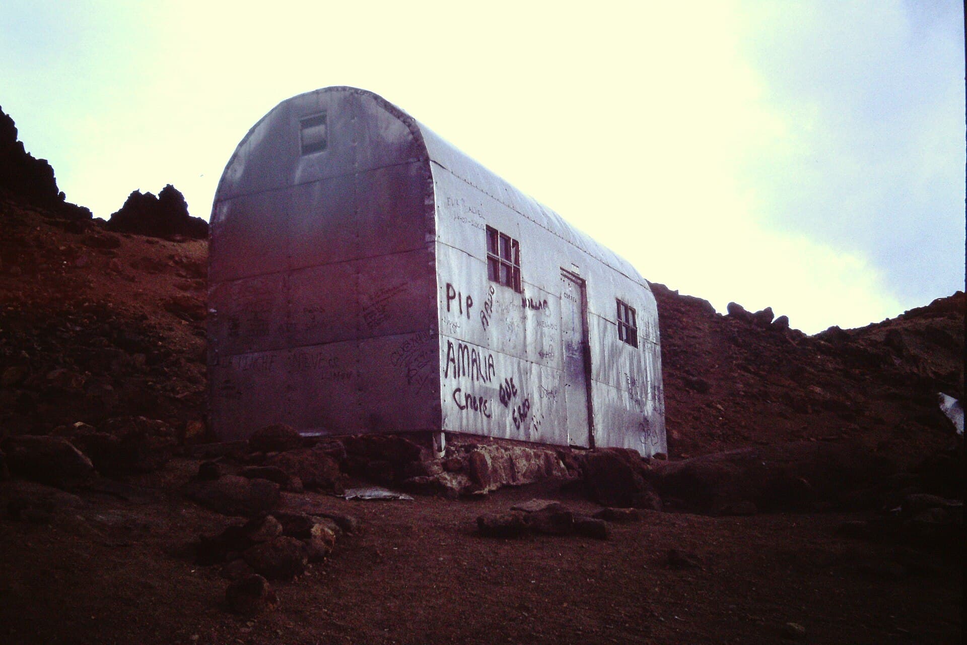 Refugio de los 100 (via Wikimedia Commons, CC BY-SA 4.0)