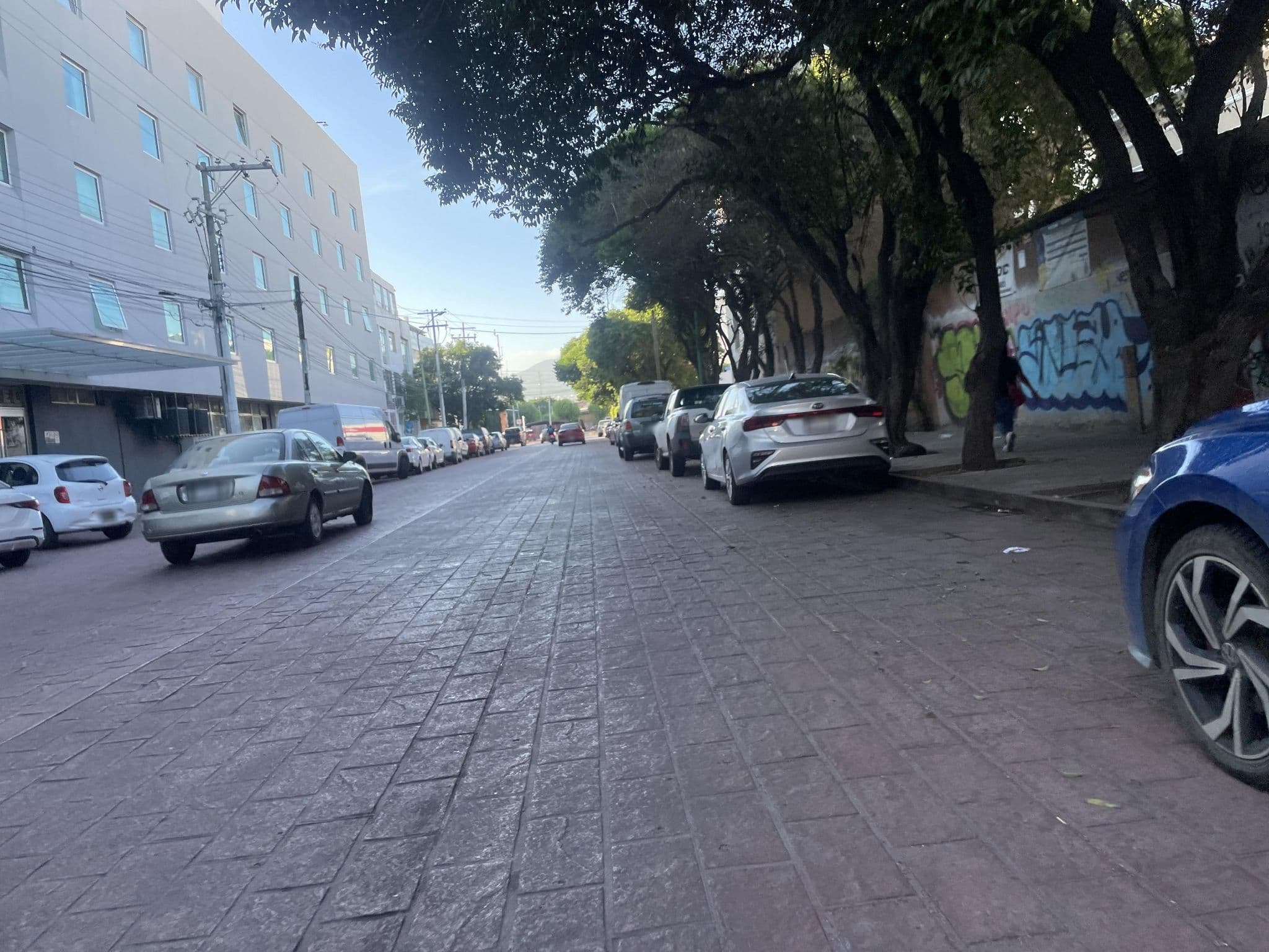 Street view near Amberes, Santiago de Querétaro — © JLSilverio (CC BY-SA · Mapillary)