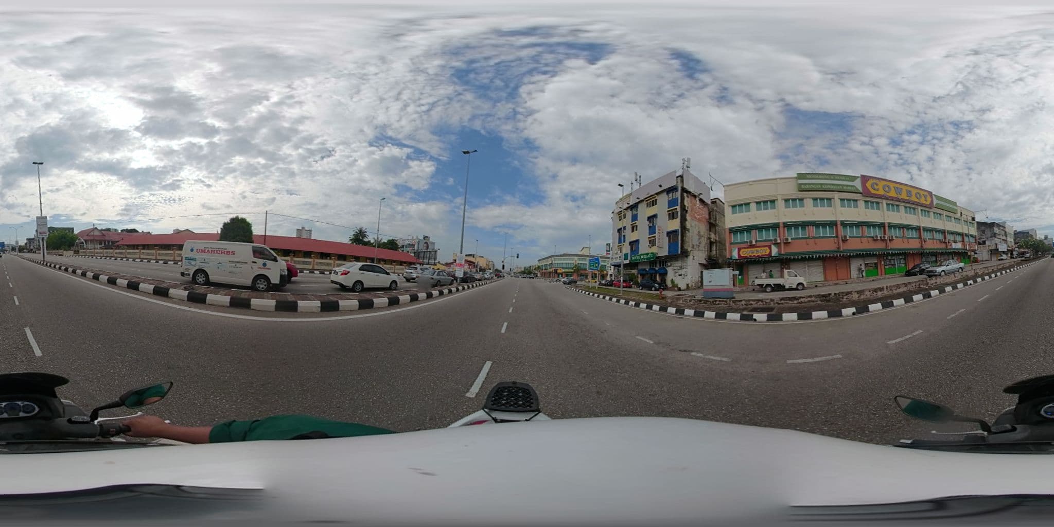Street view near Bersatu Hotel, Kuantan — © faizmahabob (CC BY-SA · Mapillary)