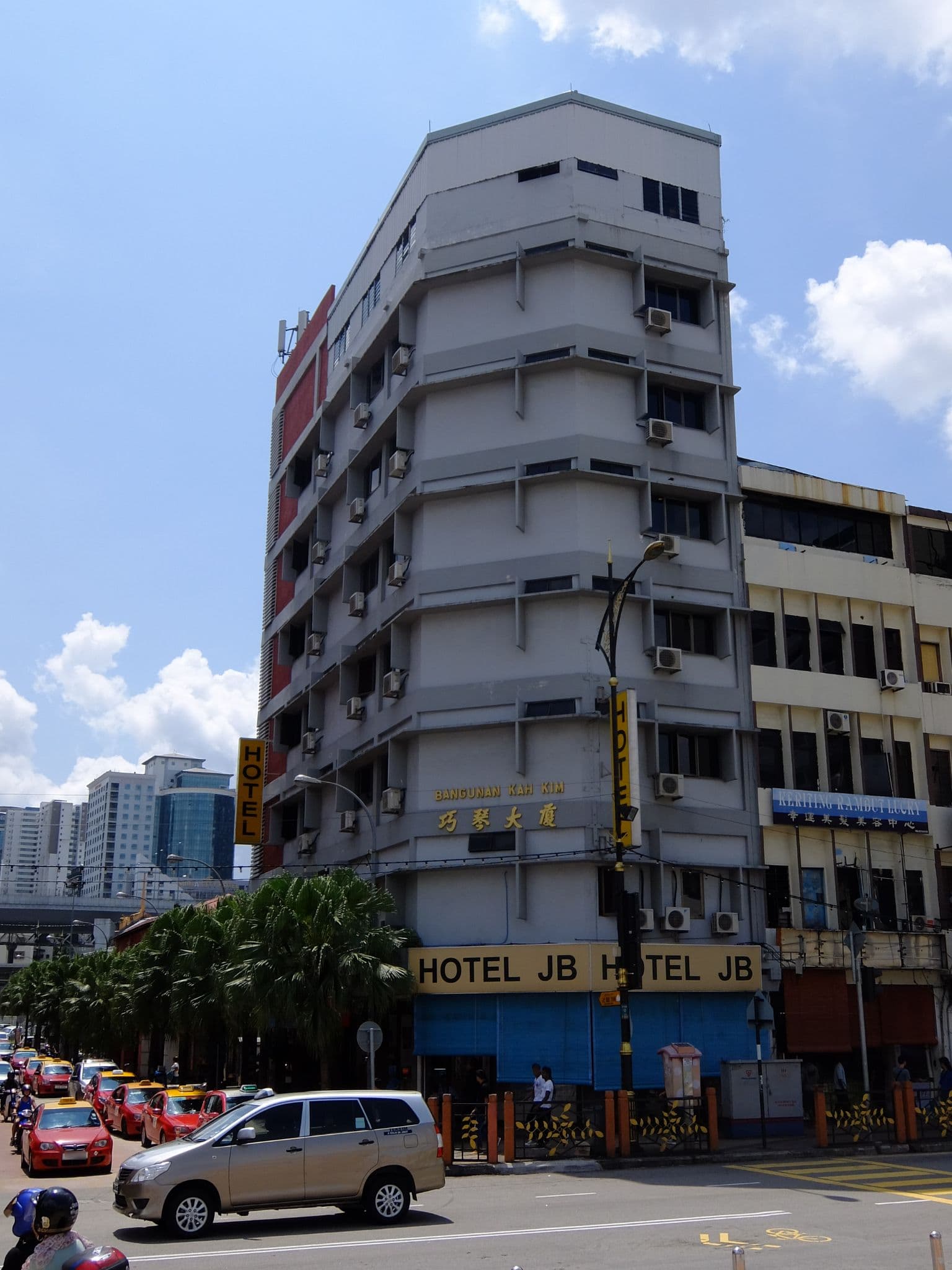 JB Hotel (via Wikimedia Commons, CC BY-SA 4.0)
