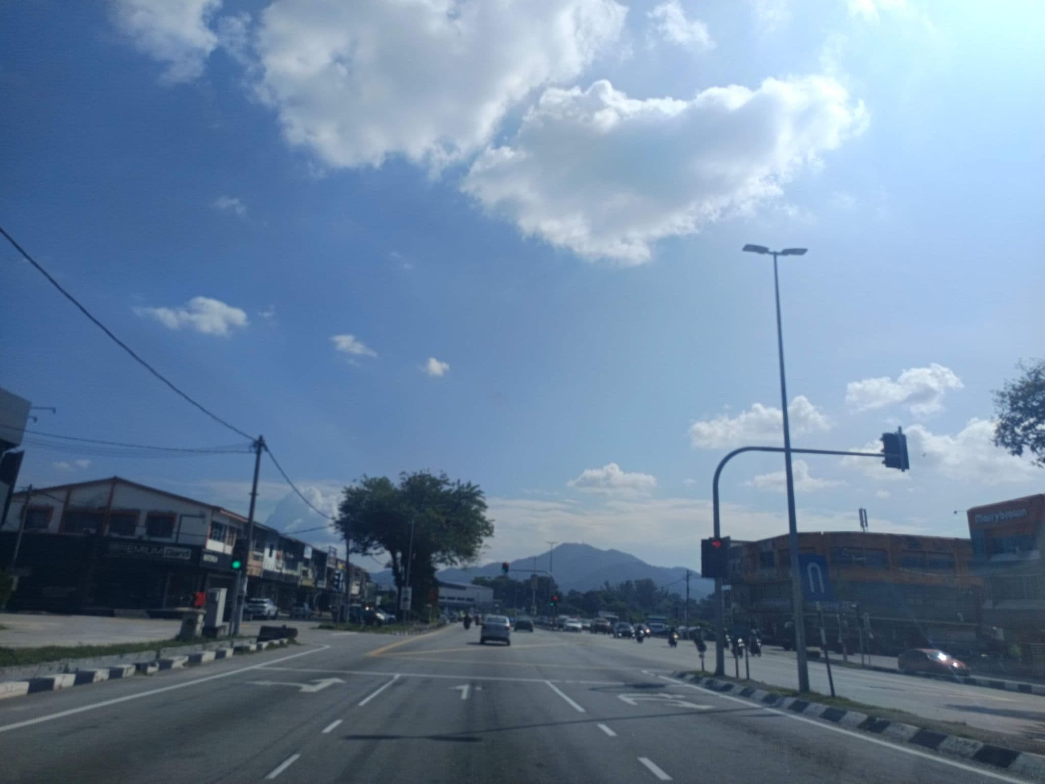 Street view near Jalan Grove hotel, Kampung Manjoi — © YikQin (CC BY-SA · Mapillary)