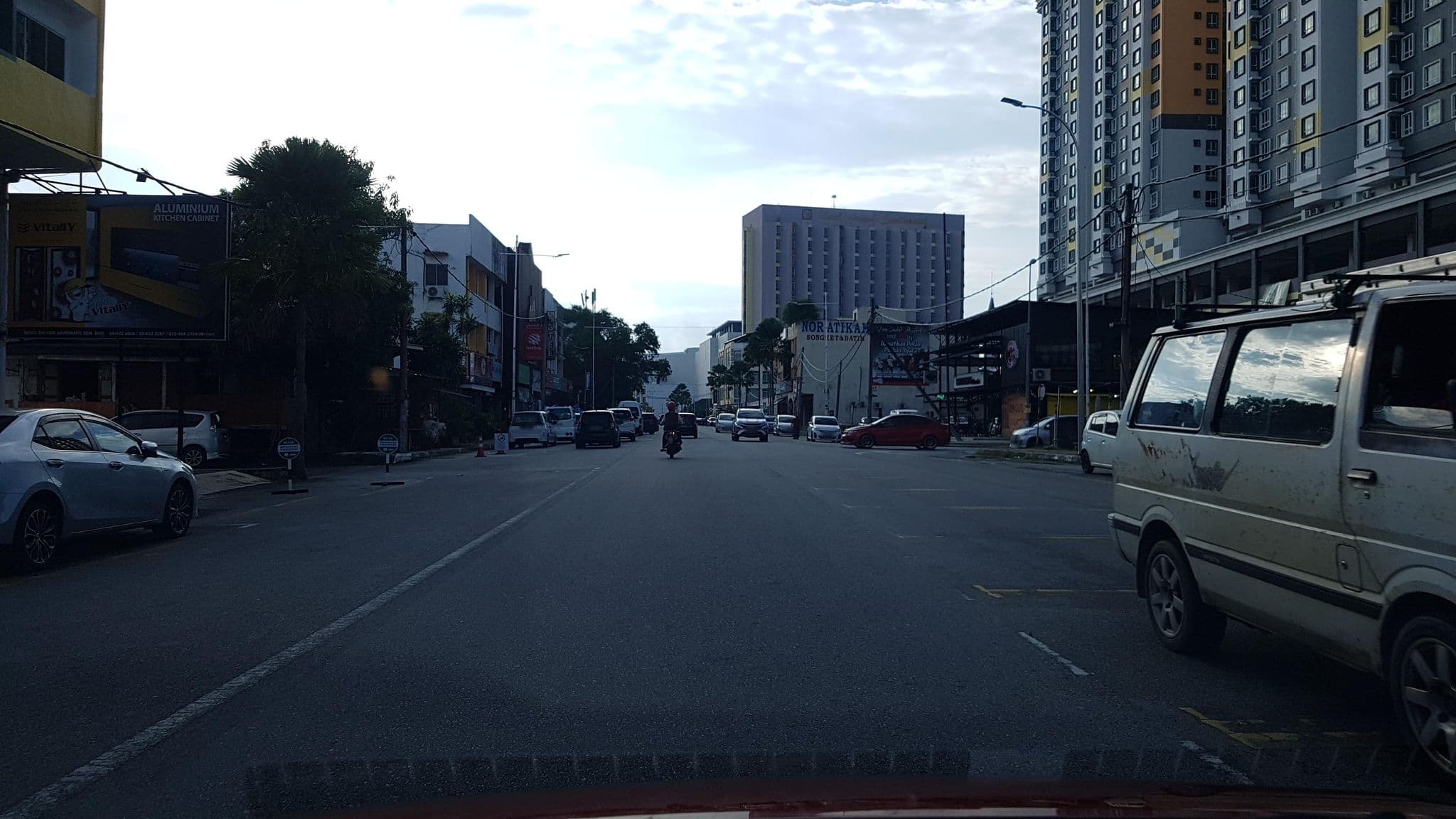 Street view near Hotel Tanjong Vista, Kuala Terengganu — © aaronshenhao (CC BY-SA · Mapillary)