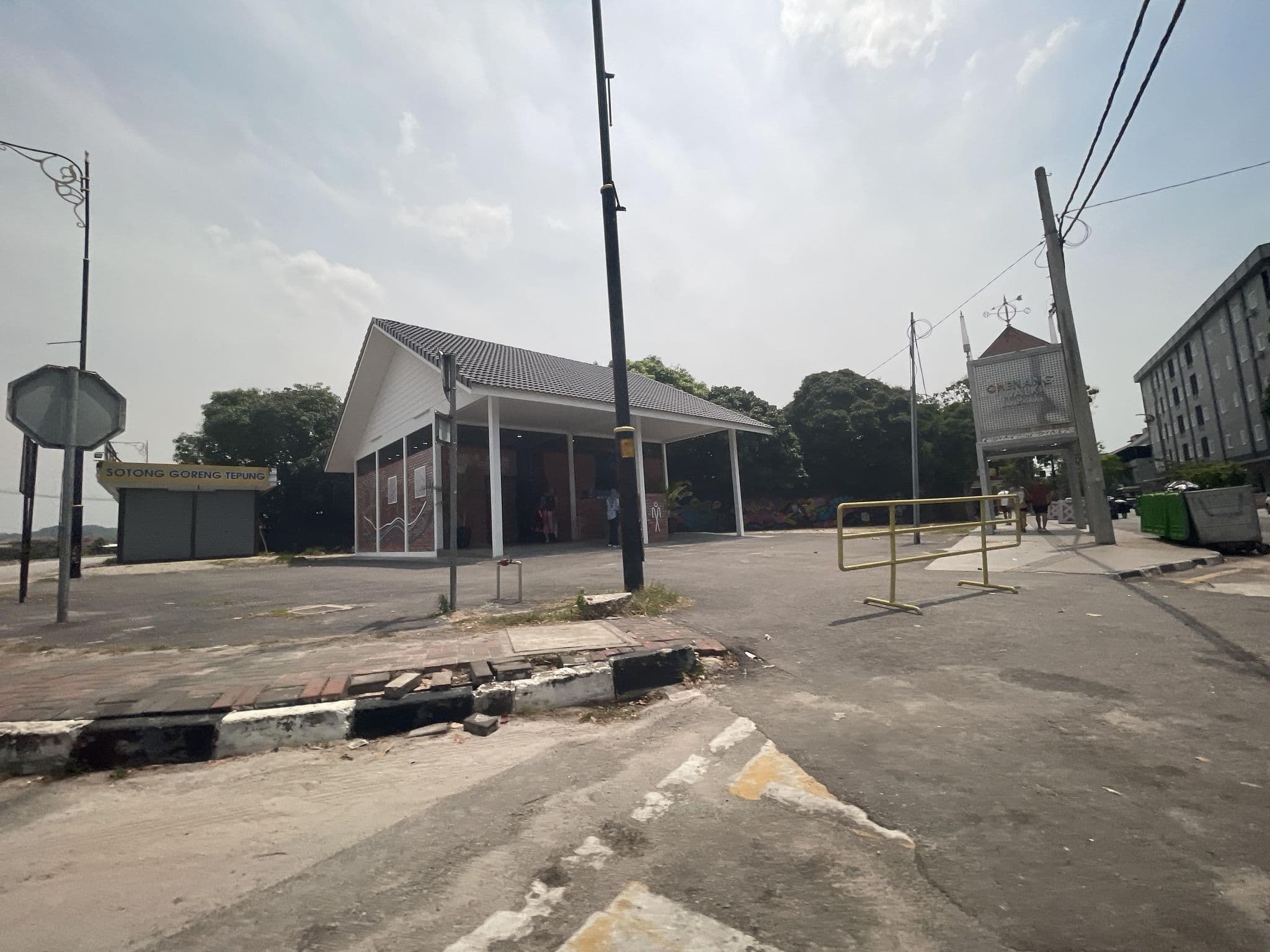 Street view near Fantastic Motel, Pantai Cenang — © filipb (CC BY-SA · Mapillary)