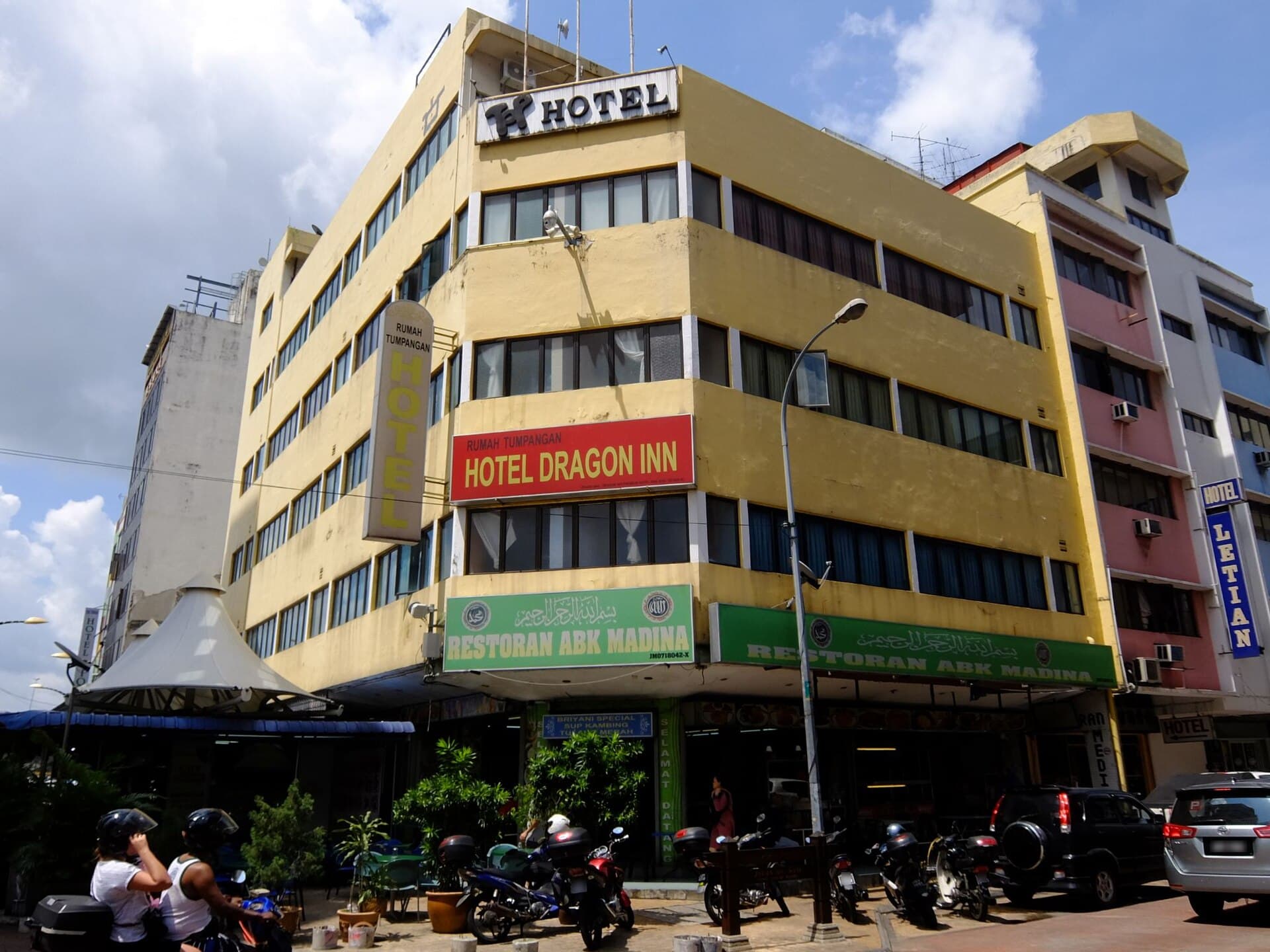 Hotel Dragon Inn (via Wikimedia Commons, CC BY-SA 4.0)
