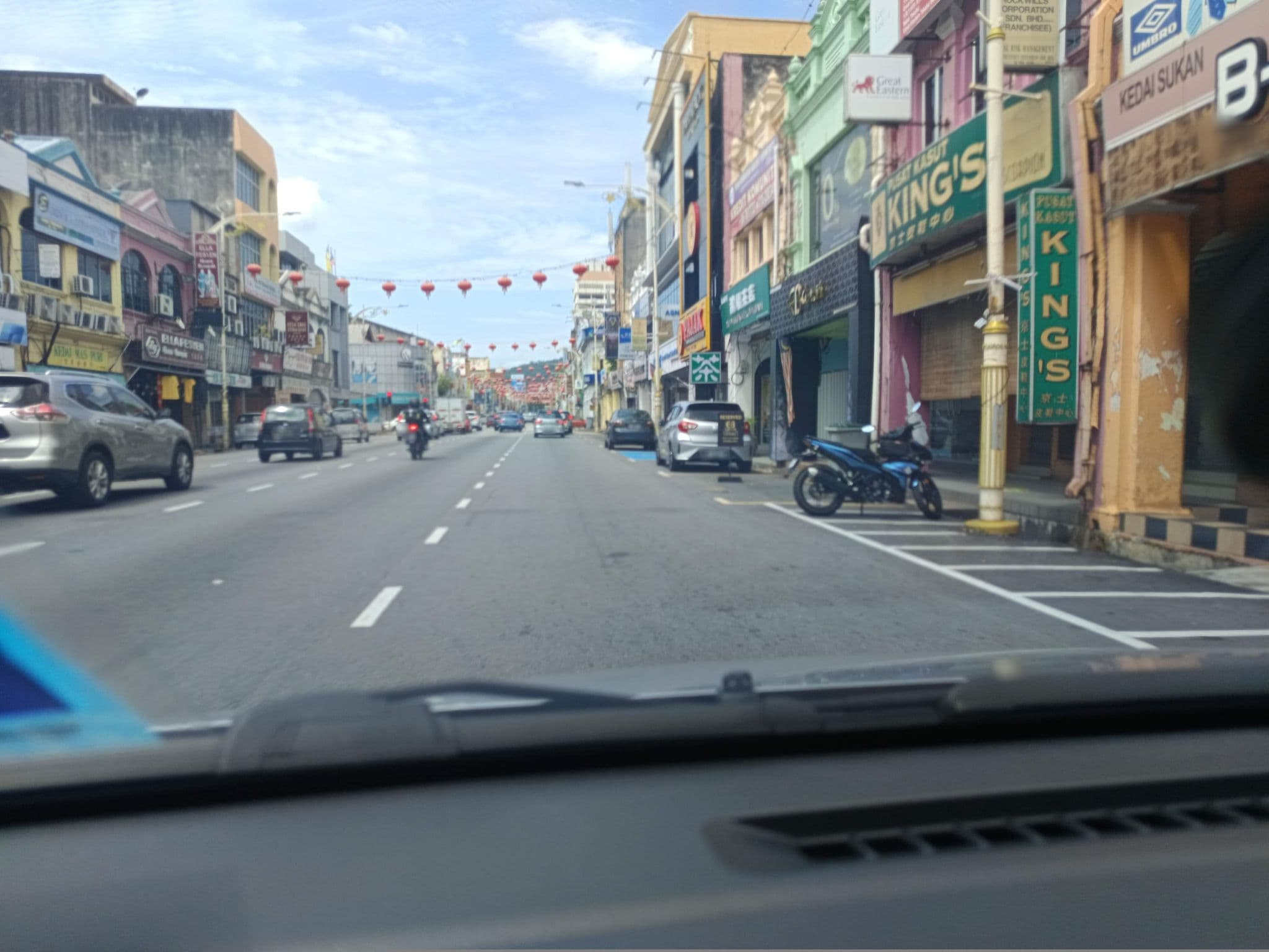 Street view near Hotel Nam Keow, Seremban — © YikQin (CC BY-SA · Mapillary)