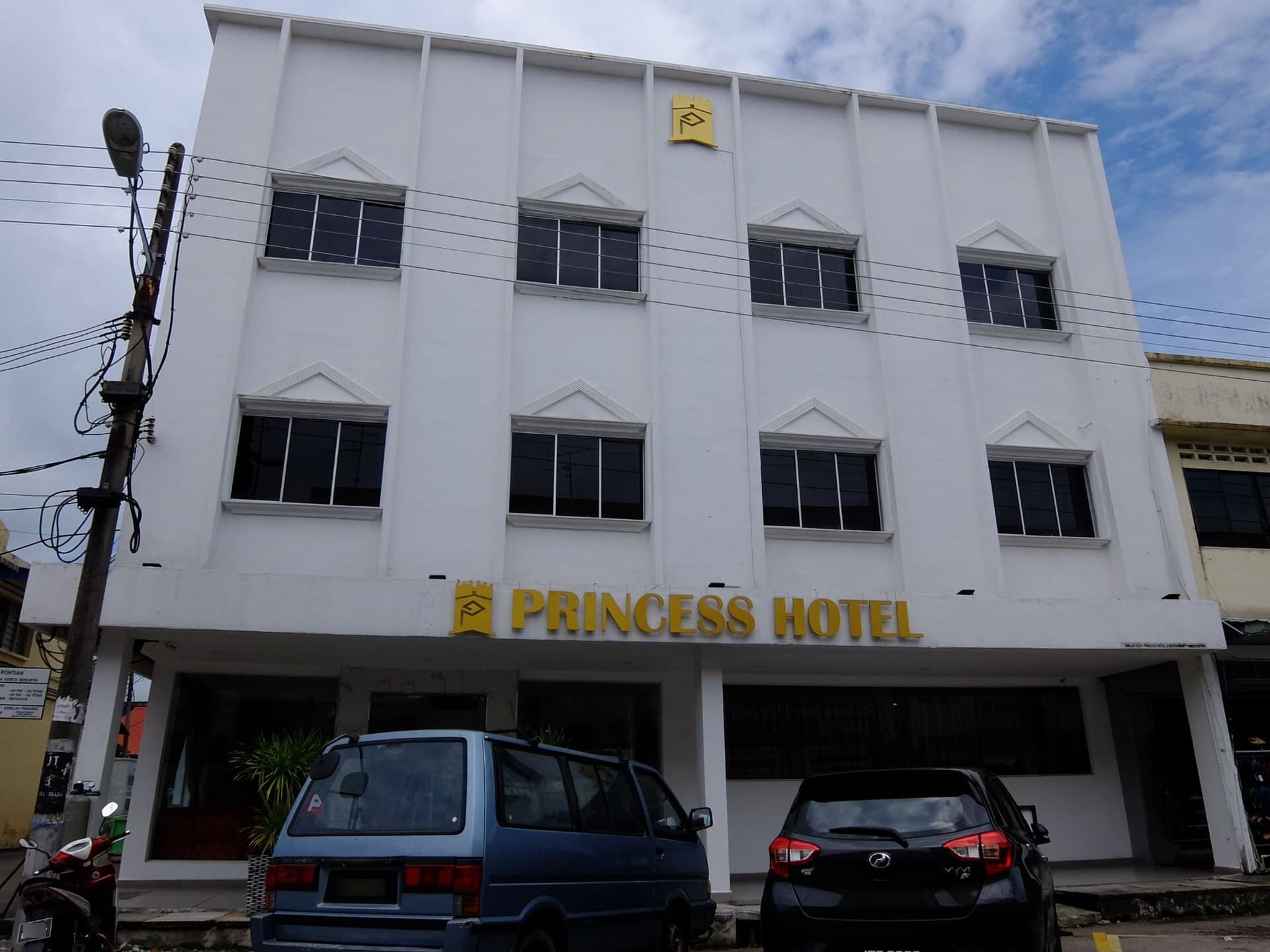 Princess hotel (via Wikimedia Commons, CC BY-SA 4.0)
