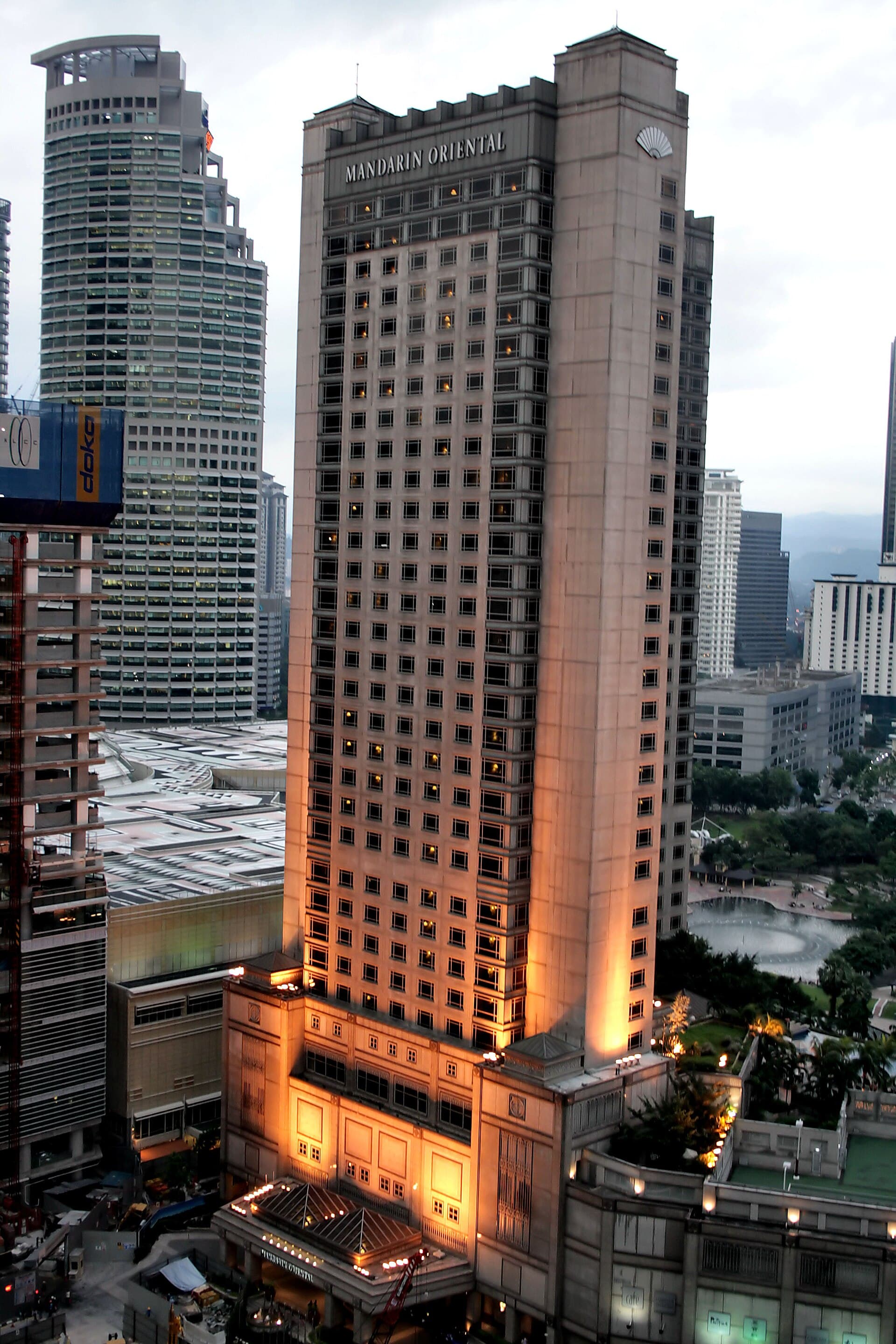 Mandarin Oriental Kuala Lumpur (via Wikimedia Commons, CC BY 2.0)