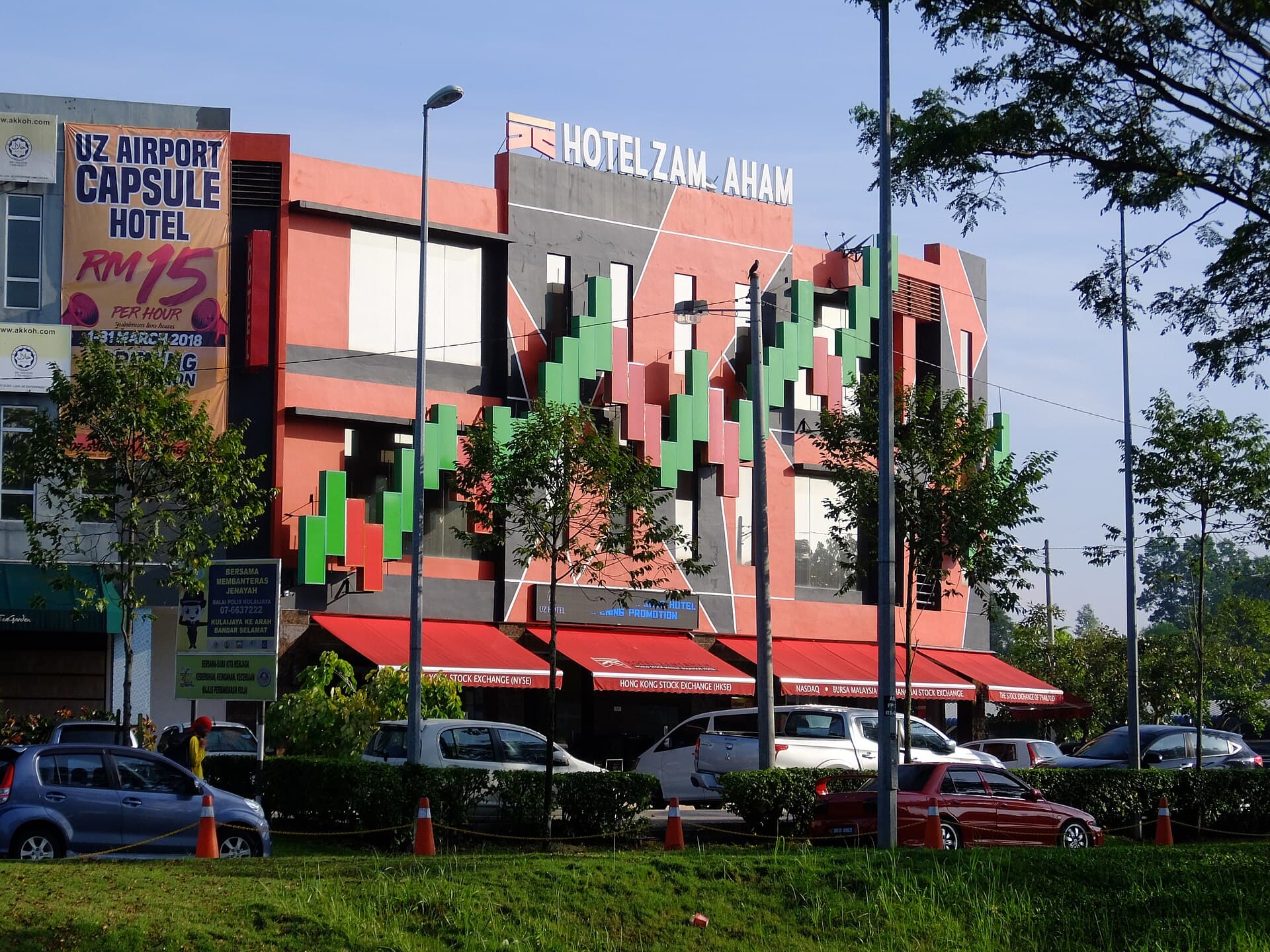 Hotel Zamsaham (via Wikimedia Commons, CC BY-SA 4.0)