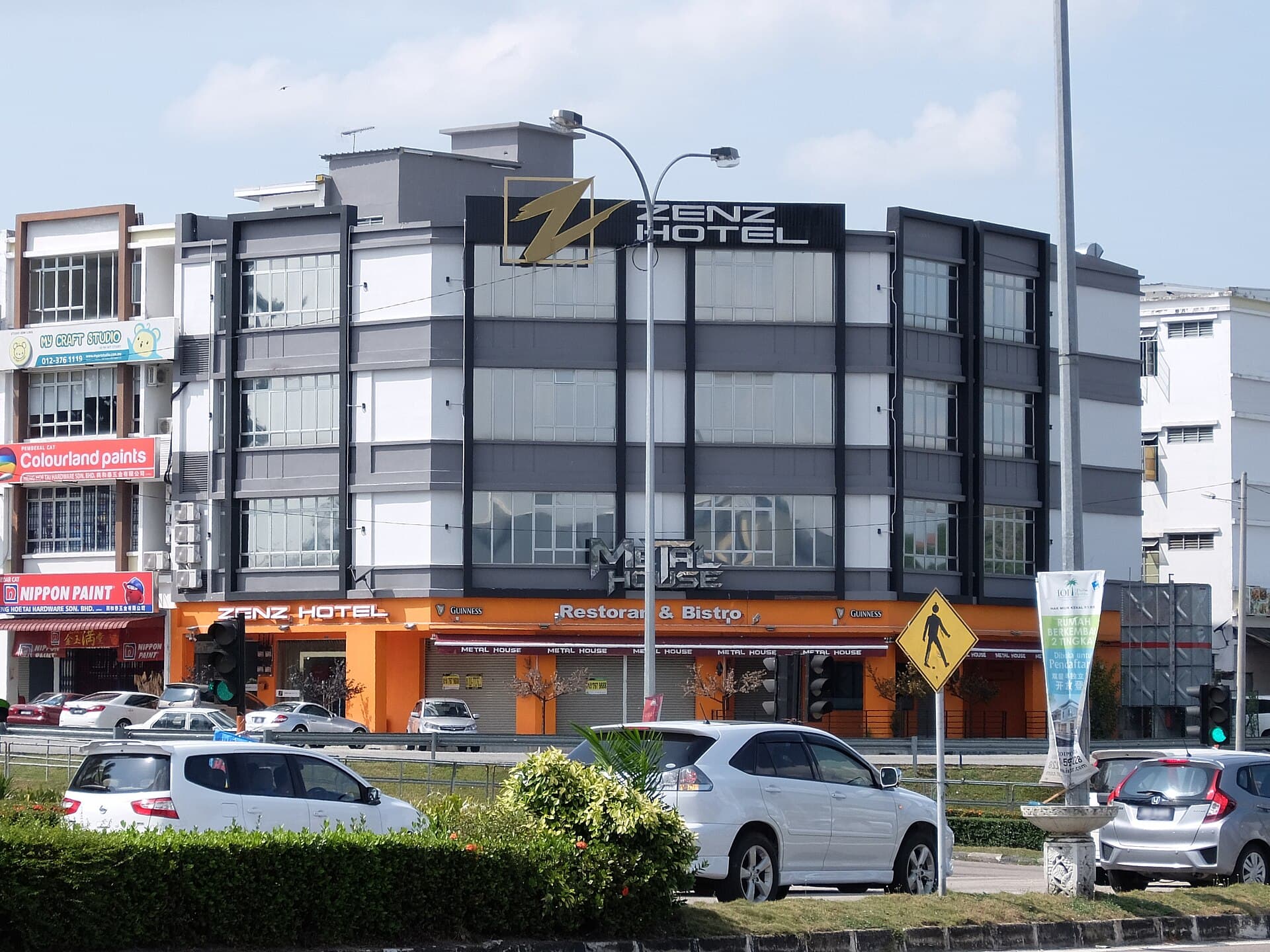 Zenz Hotel (via Wikimedia Commons, CC BY-SA 4.0)