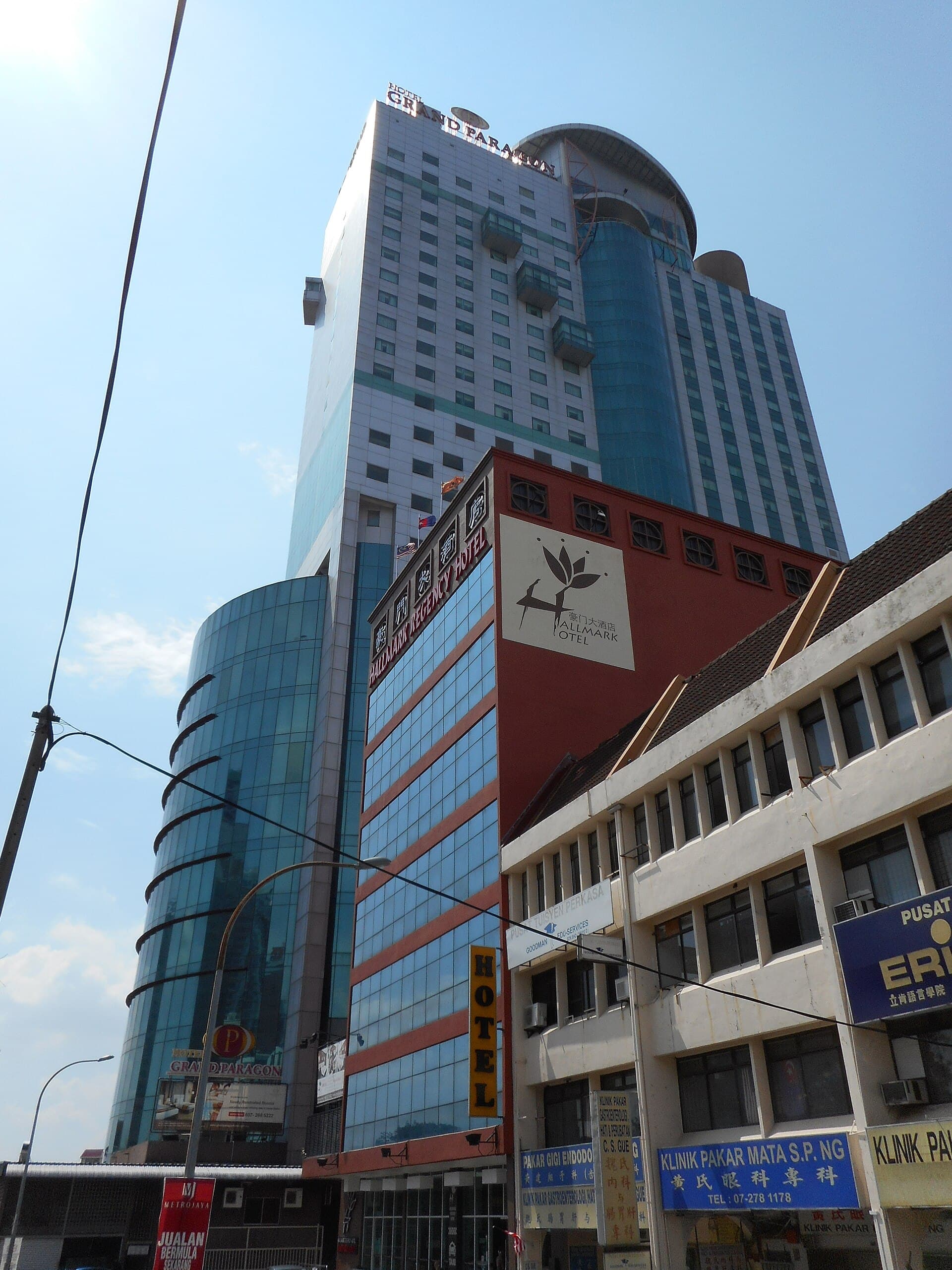 Grand Paragon Hotel (via Wikimedia Commons, CC BY-SA 4.0)