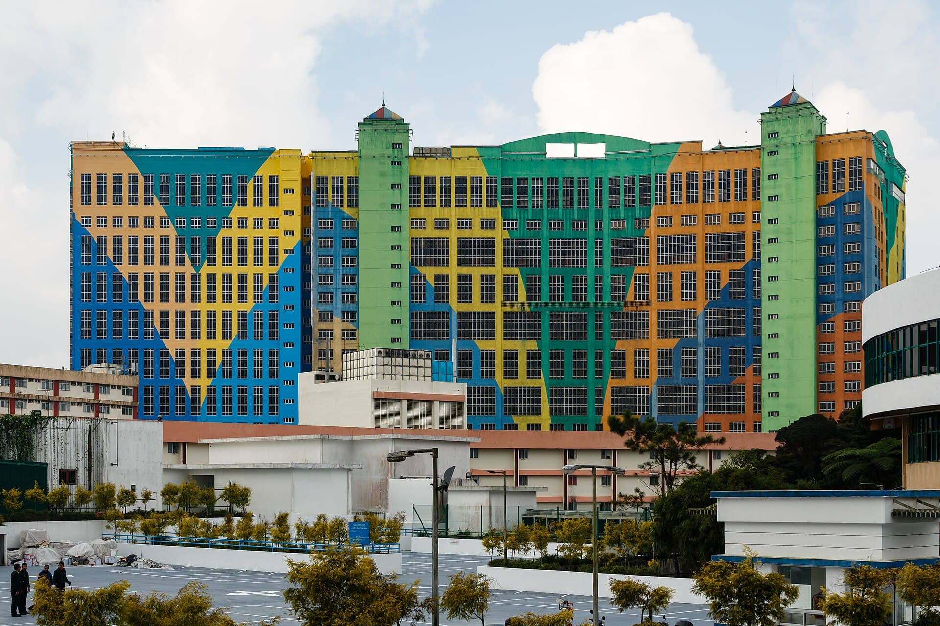 First World Hotel (via Wikimedia Commons, CC BY-SA 3.0)