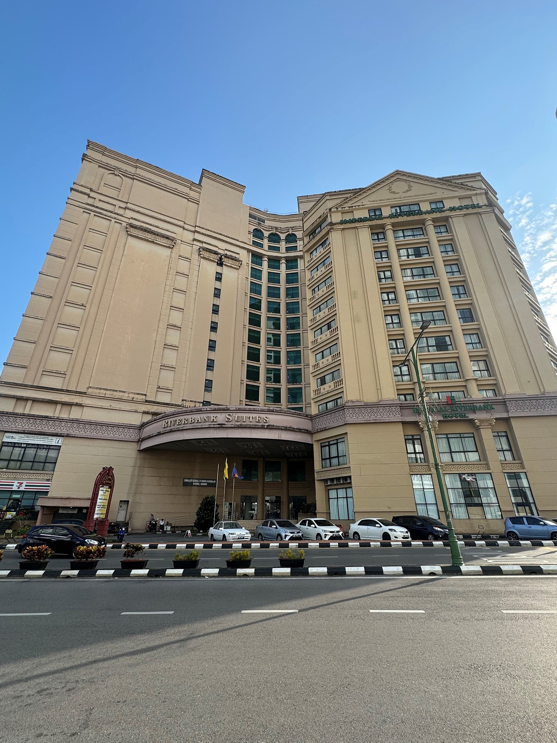 Imperial Riverbank Hotel Kuching (via Wikimedia Commons, CC BY-SA 4.0)
