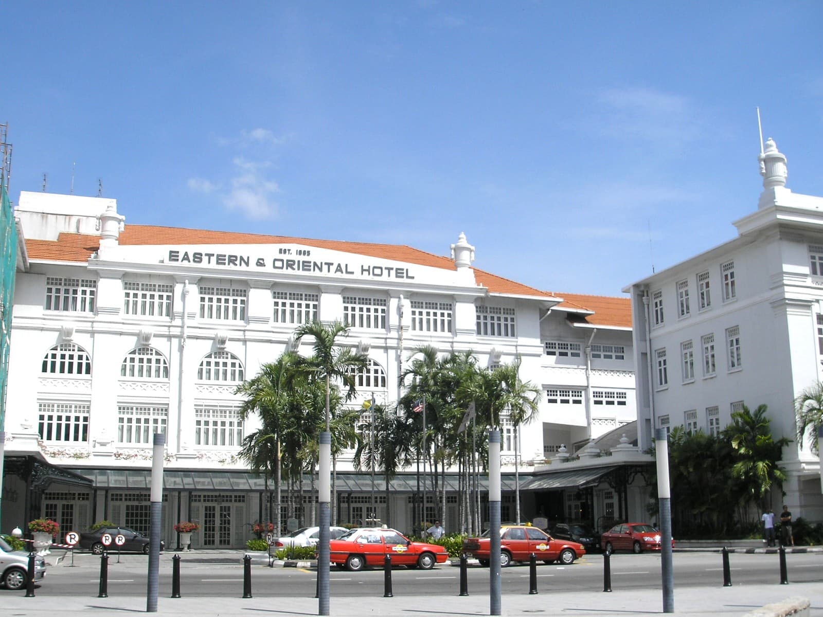 Eastern & Oriental Hotel (via Wikimedia Commons, CC BY 2.5)