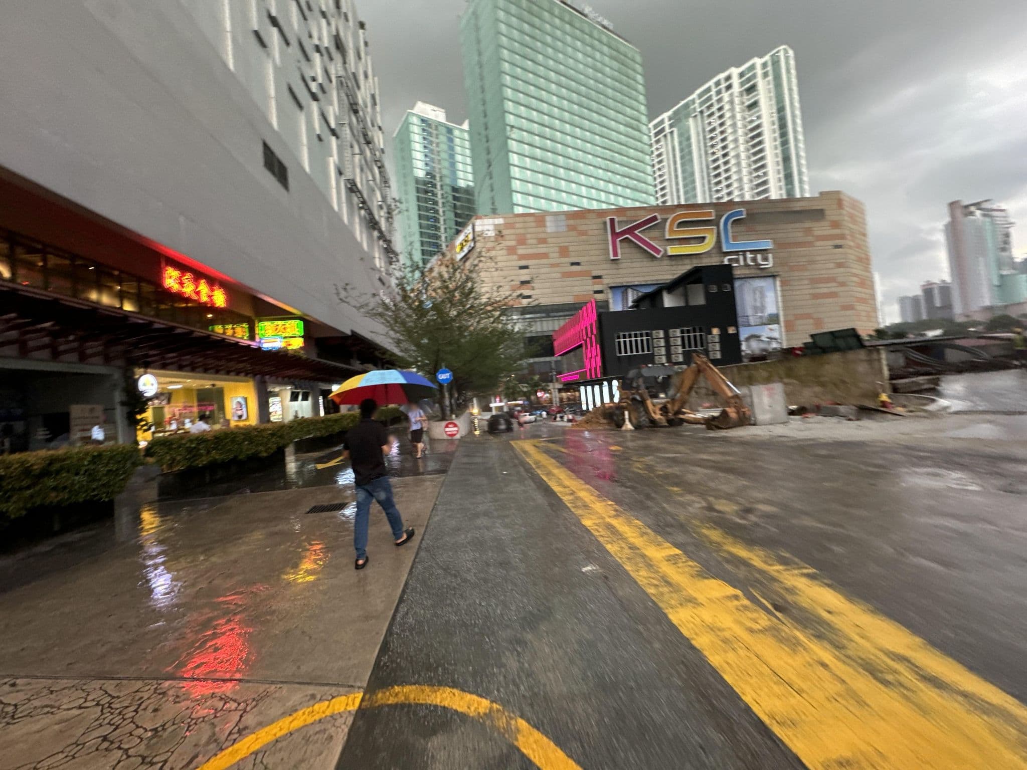 Street view near Holiday Villa, Johor Bahru — © filipb (CC BY-SA · Mapillary)