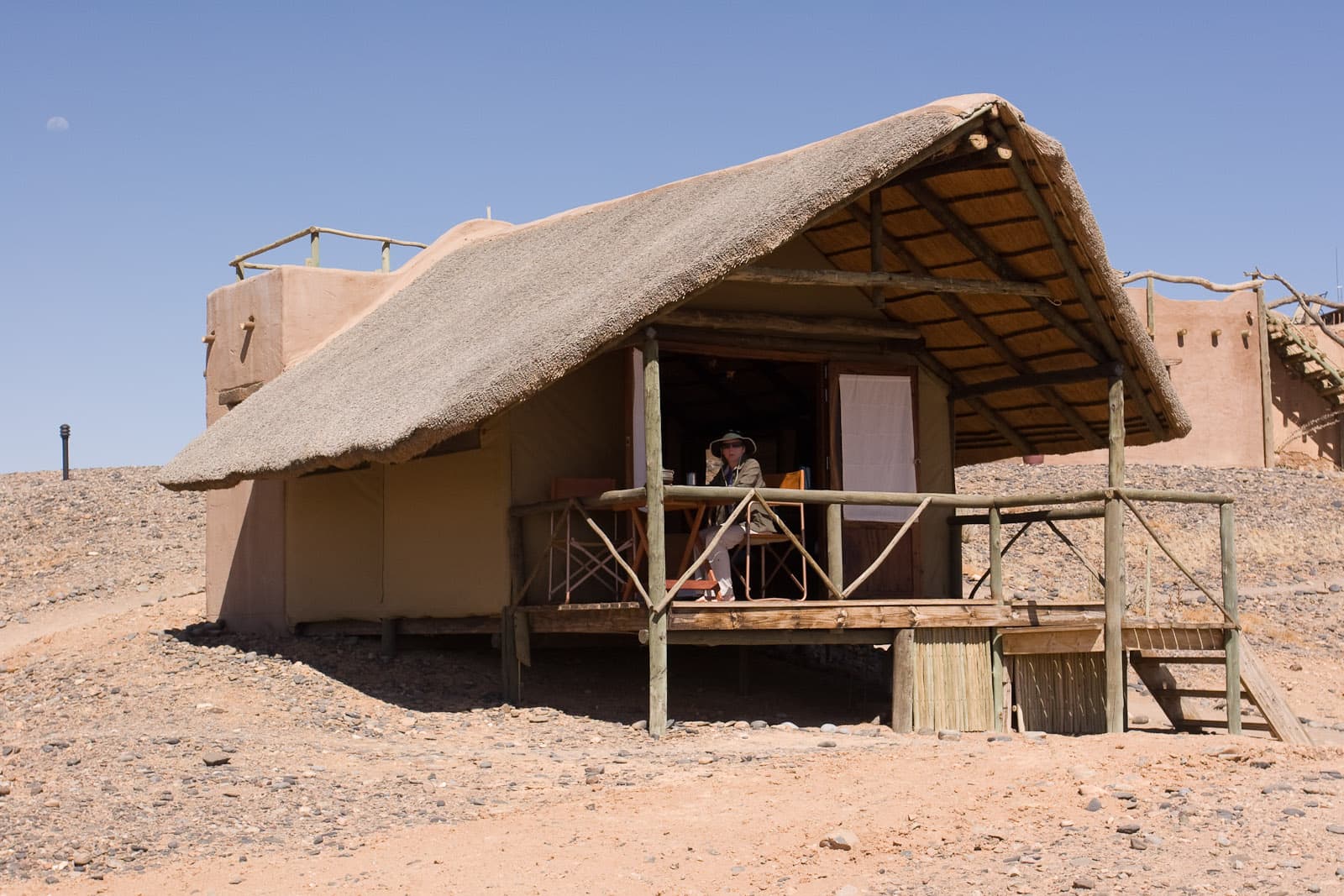 Kulala Desert Lodge (via Wikimedia Commons, CC BY-SA 2.0)