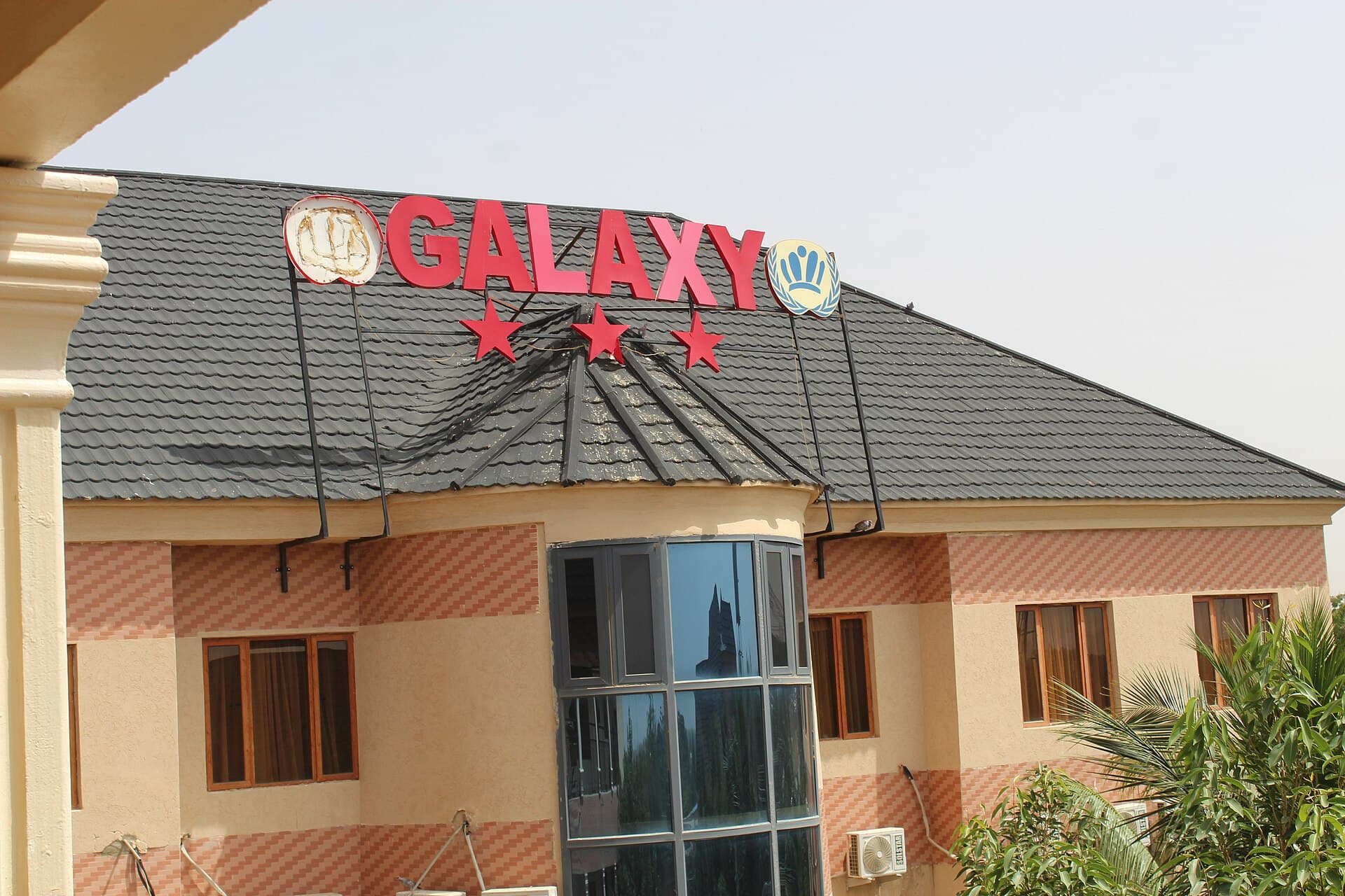 Galaxy Hotel (via Wikimedia Commons, CC BY-SA 4.0)