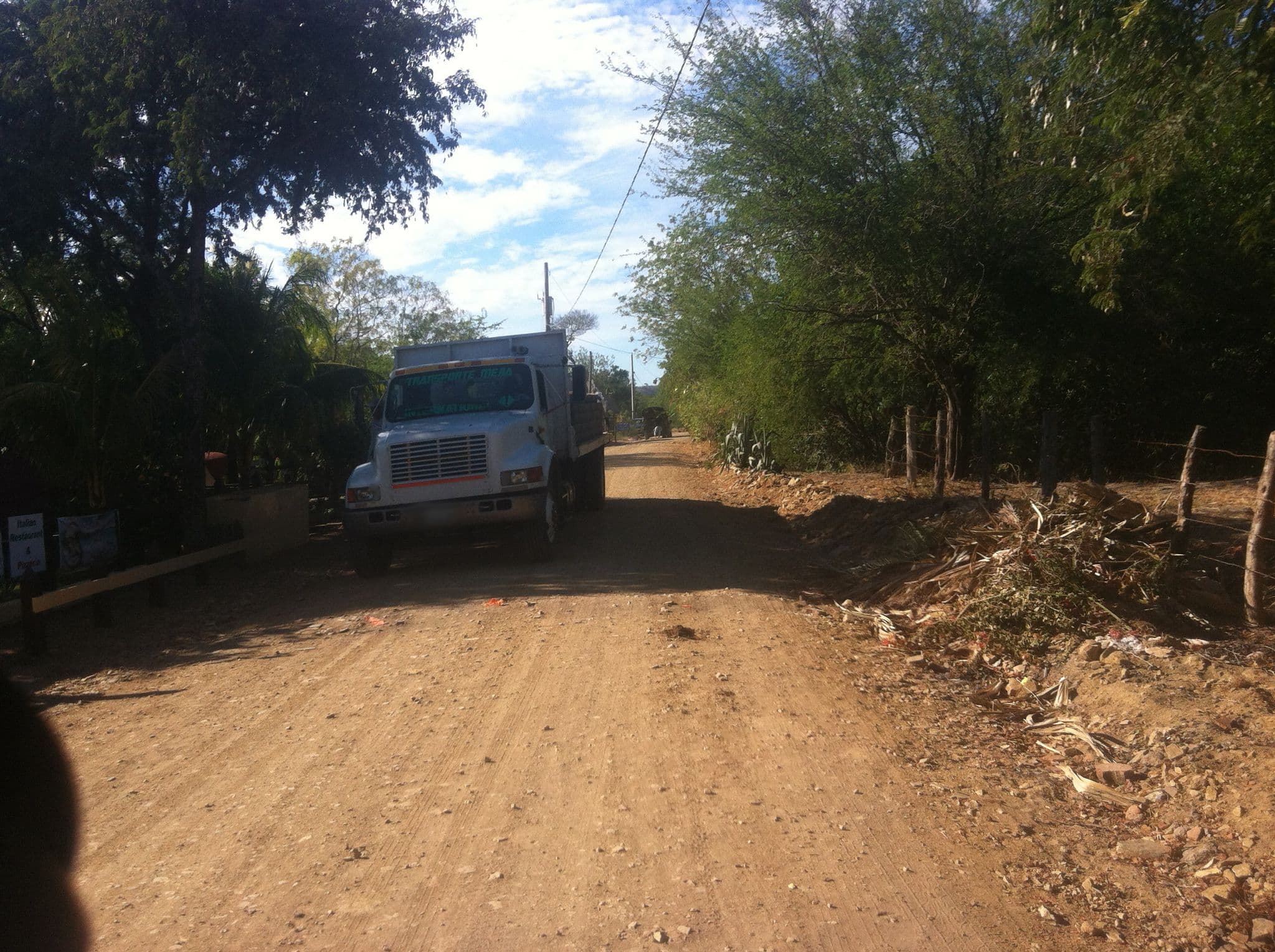 Street view near El Club del Surf, Tola — © lumi (CC BY-SA · Mapillary)