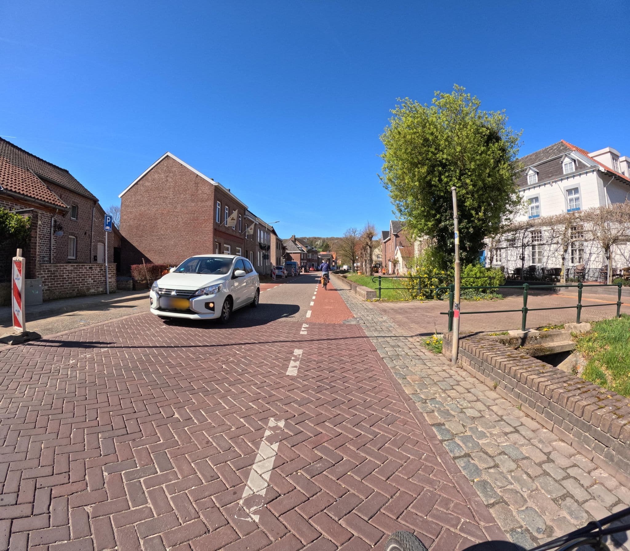 Street view near Hotel Brull, Mechelen — © madel (CC BY-SA · Mapillary)