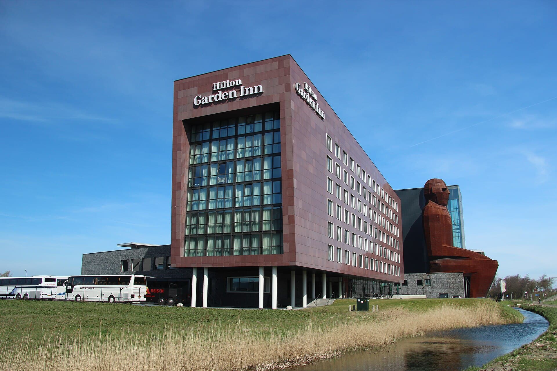 Hilton Garden Inn (via Wikimedia Commons, CC BY-SA 4.0)