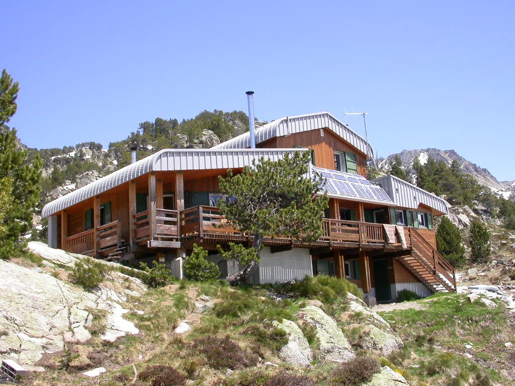 Refuge des Besines (via Wikimedia Commons, CC BY-SA 3.0)