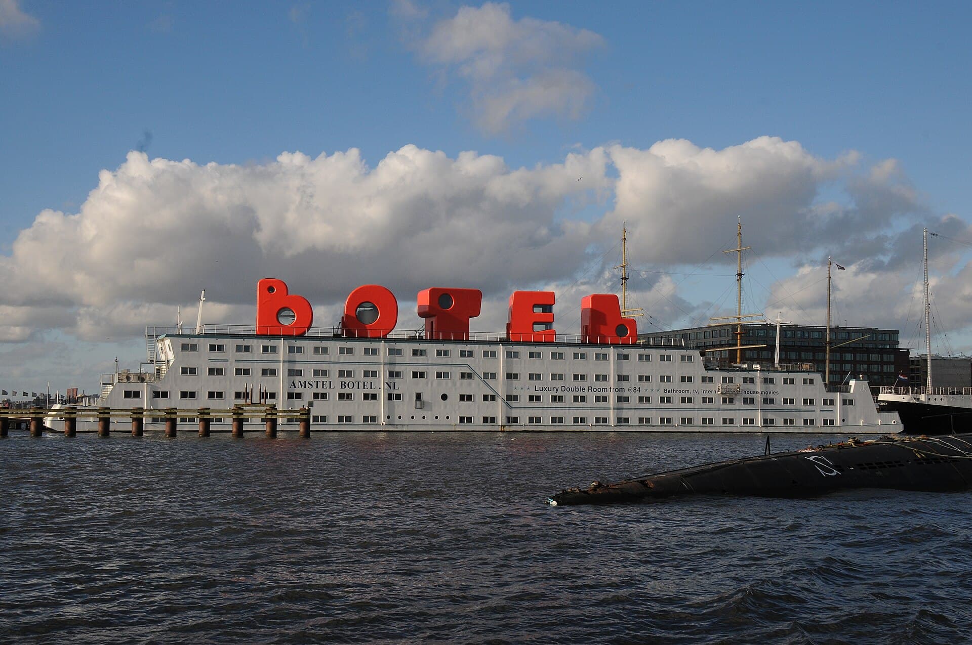 Botel (via Wikimedia Commons, CC BY 3.0)