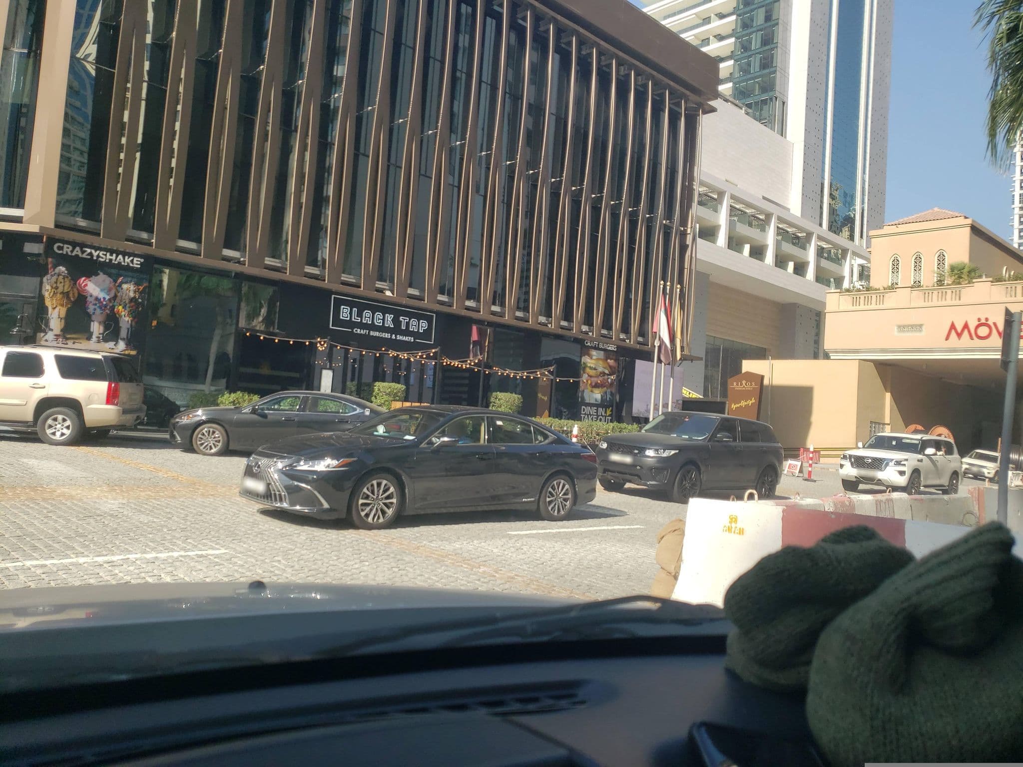 Street view near Mövenpick Hotel Jumeirah Beach, Dubai Marina — © mapfool (CC BY-SA · Mapillary)