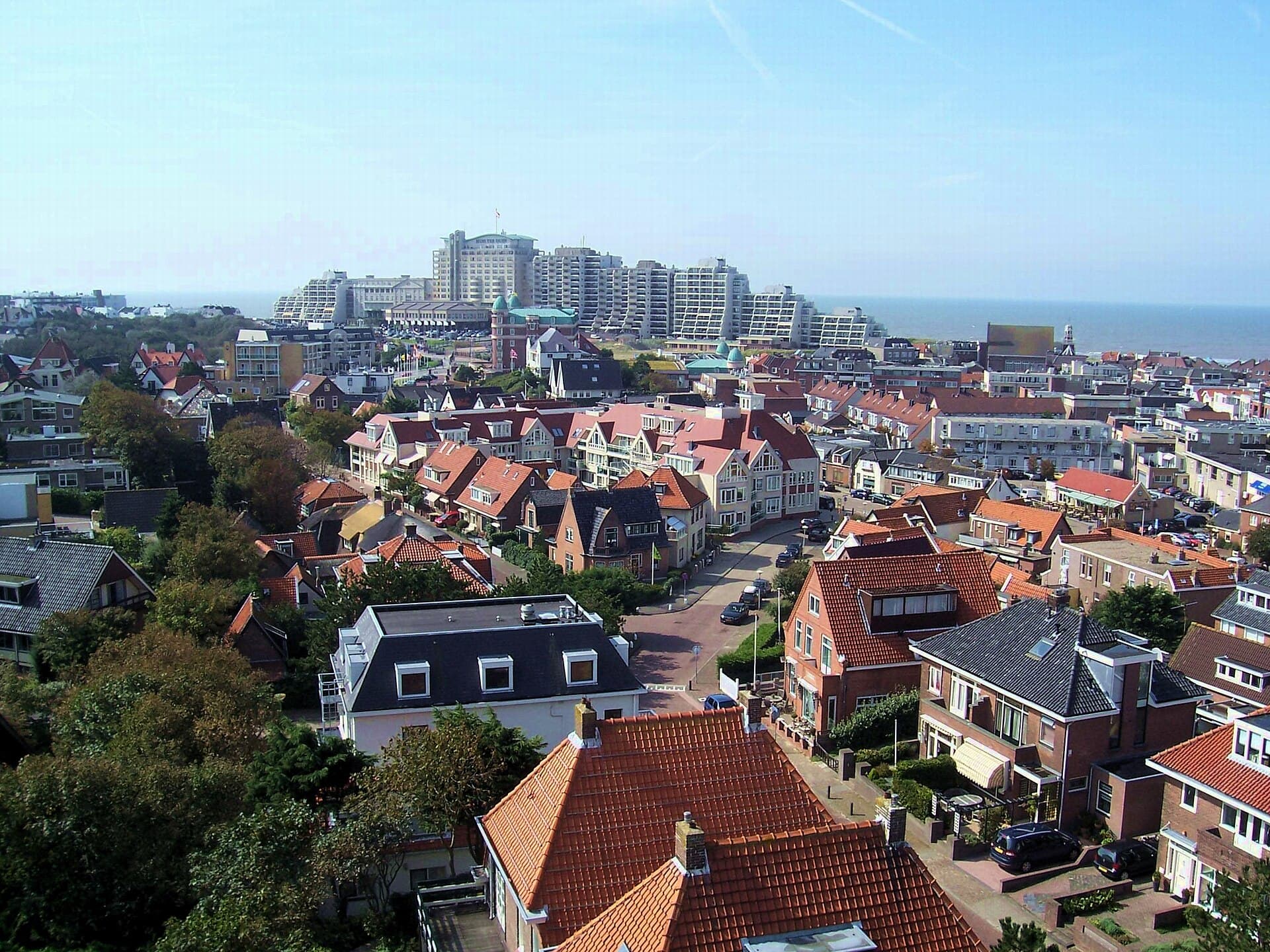 Grand Hotel Huis ter Duin (via Wikimedia Commons, CC BY-SA 3.0)