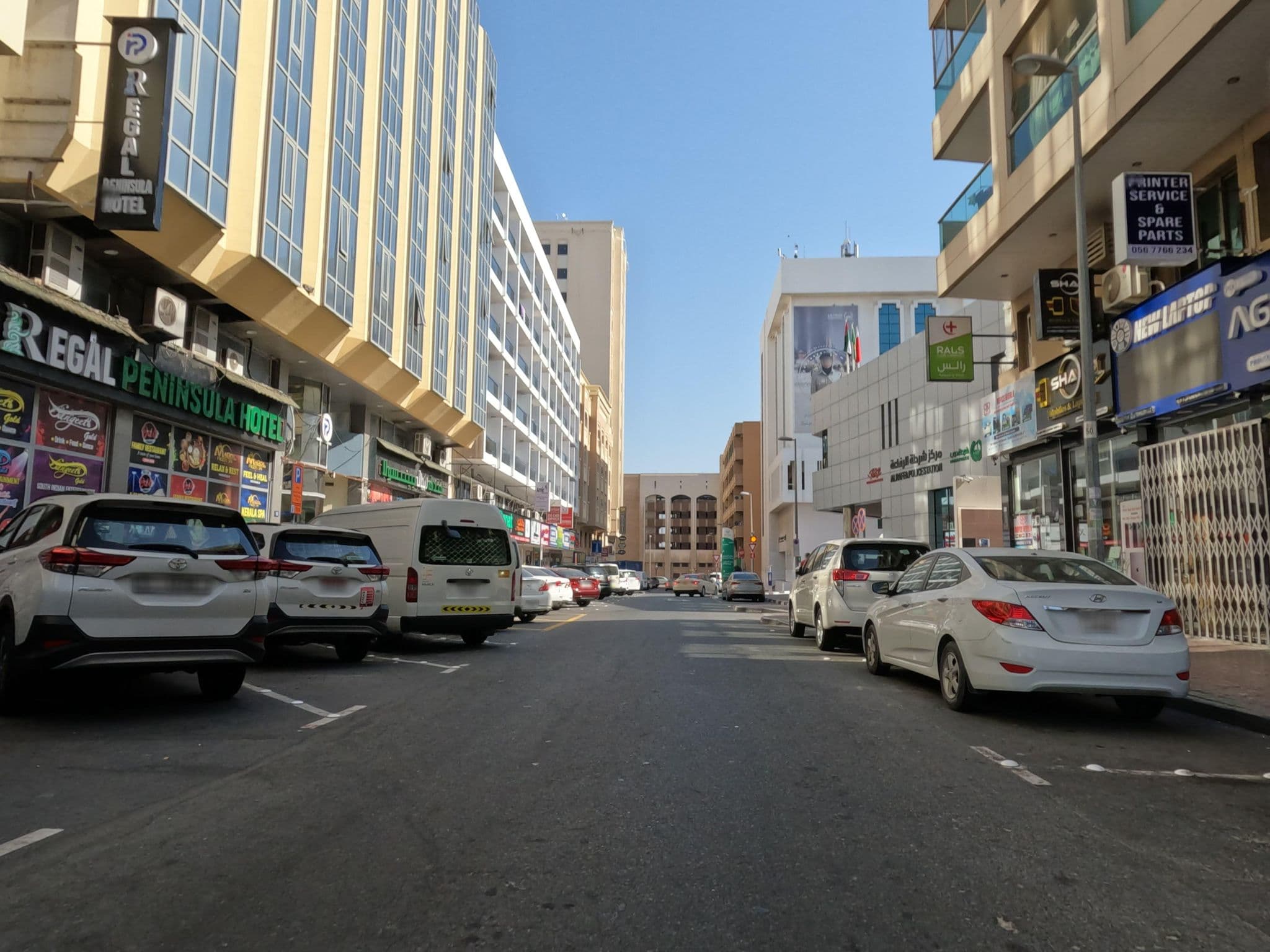Street view near Hotel Peninsula, Bur Dubai — © countzero5 (CC BY-SA · Mapillary)
