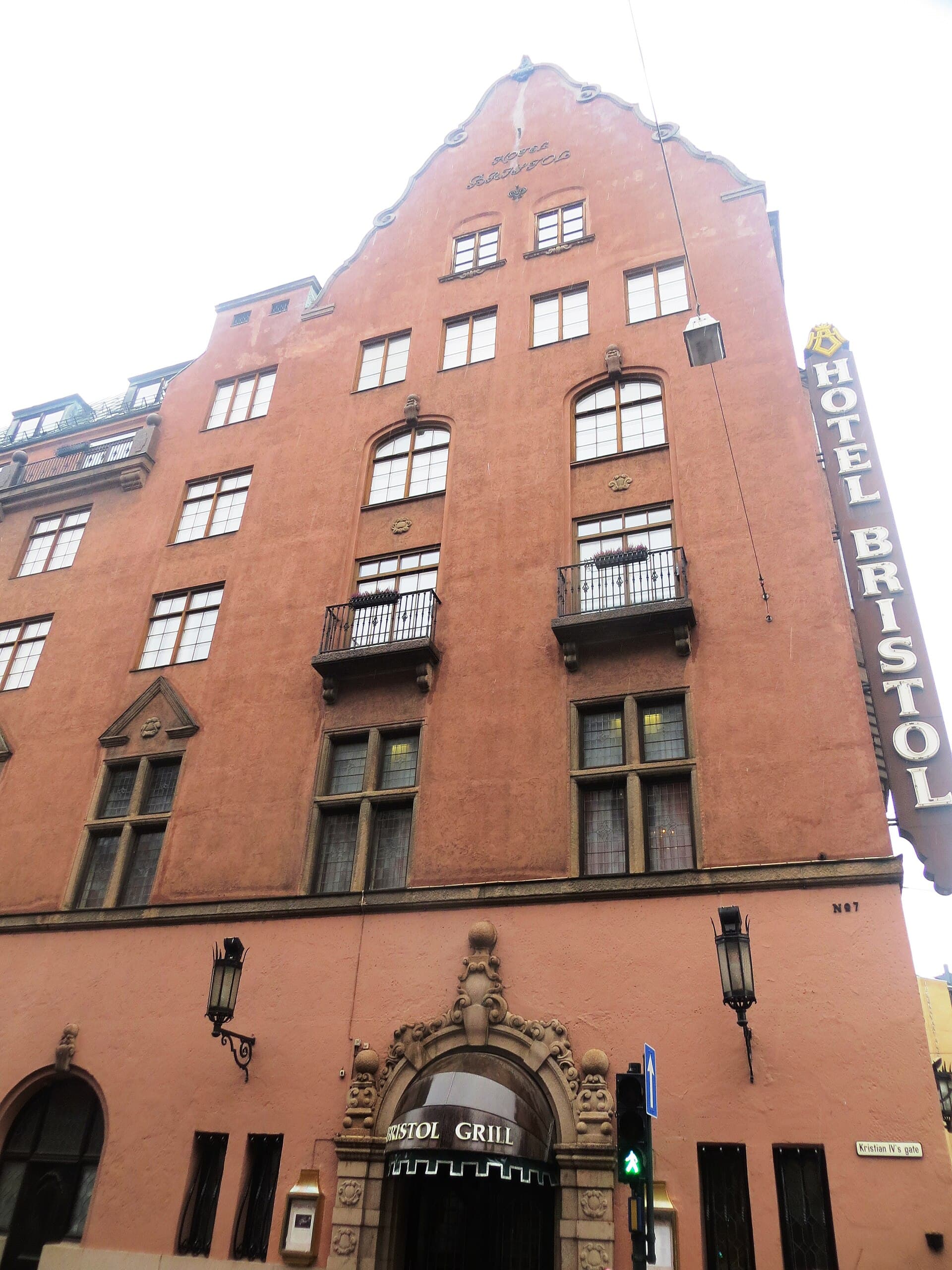 Hotel Bristol (via Wikimedia Commons, CC BY-SA 3.0 no)