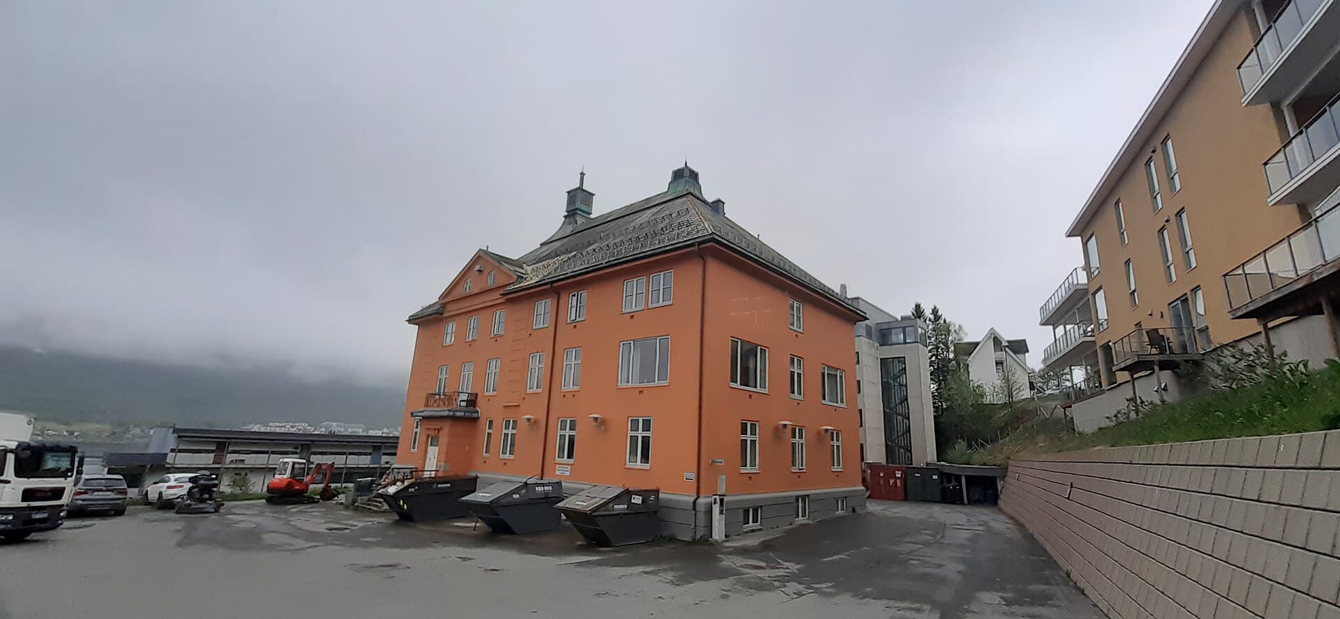 St. Elisabeth hotel (via Wikimedia Commons, CC BY-SA 4.0)
