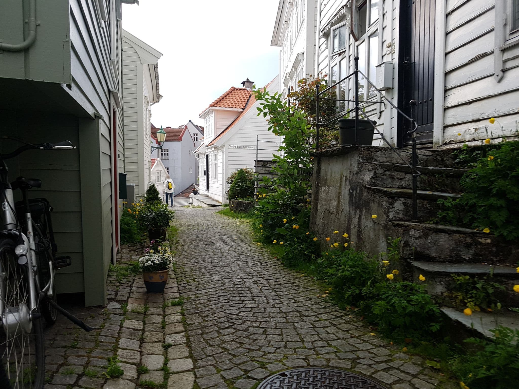 Street view near Apartments Skansen, Bergen — © pbb (CC BY-SA · Mapillary)