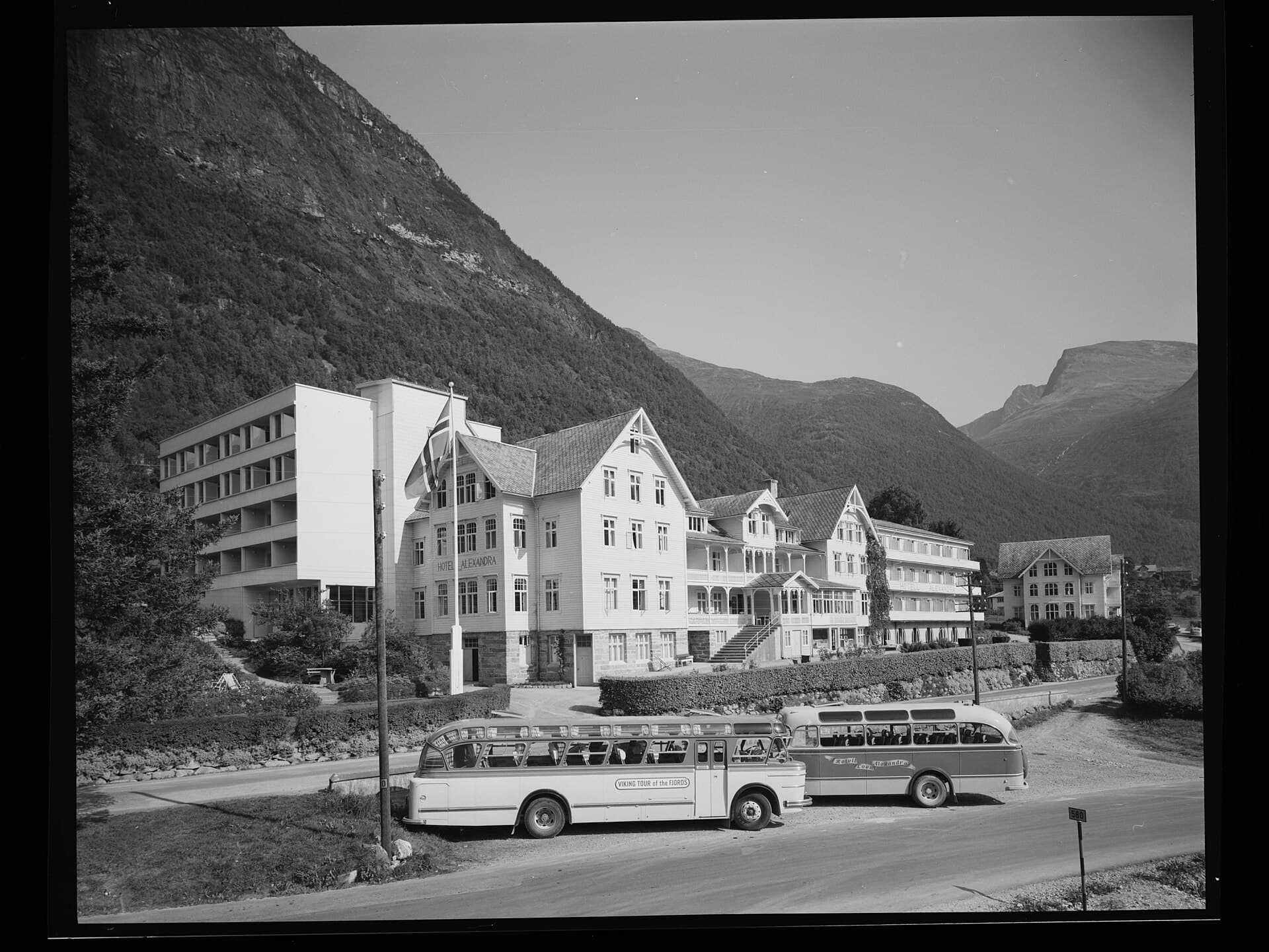 Hotel Alexandra (via Wikimedia Commons, Public domain)