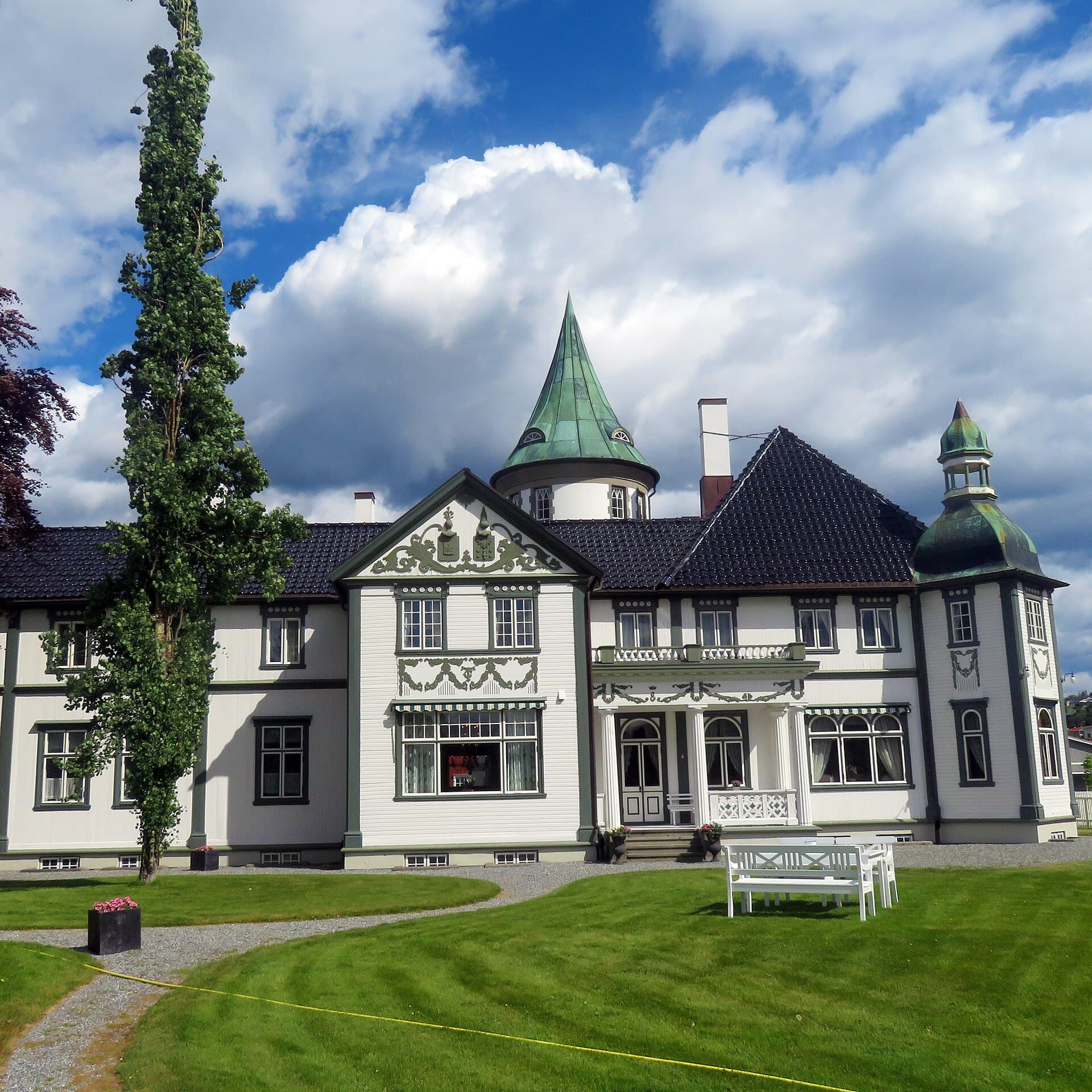 Bårdshaug herregård (via Wikimedia Commons, CC BY-SA 4.0)