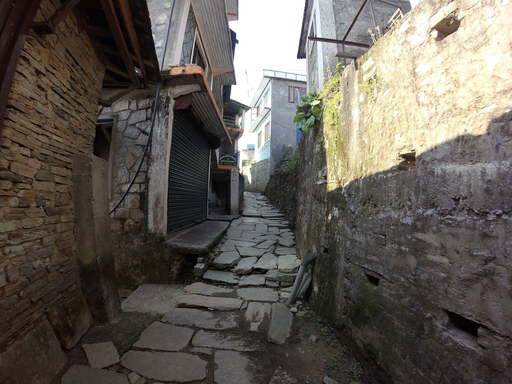 Street view near Muna Guest House, Chitre