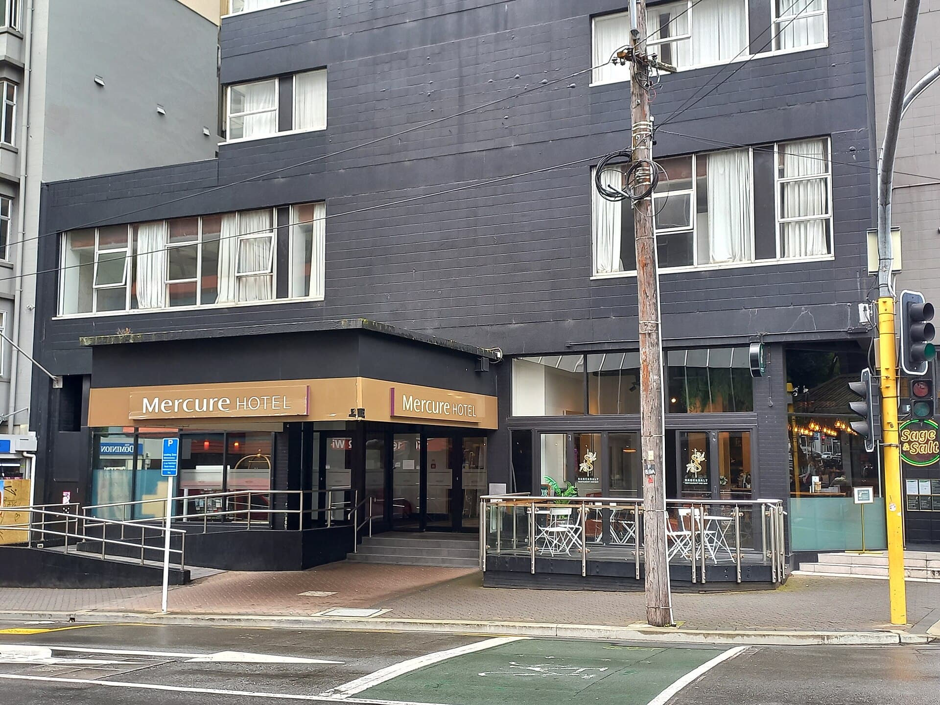 Mercure Wellington Abel Tasman Hotel (via Wikimedia Commons, CC BY-SA 3.0)