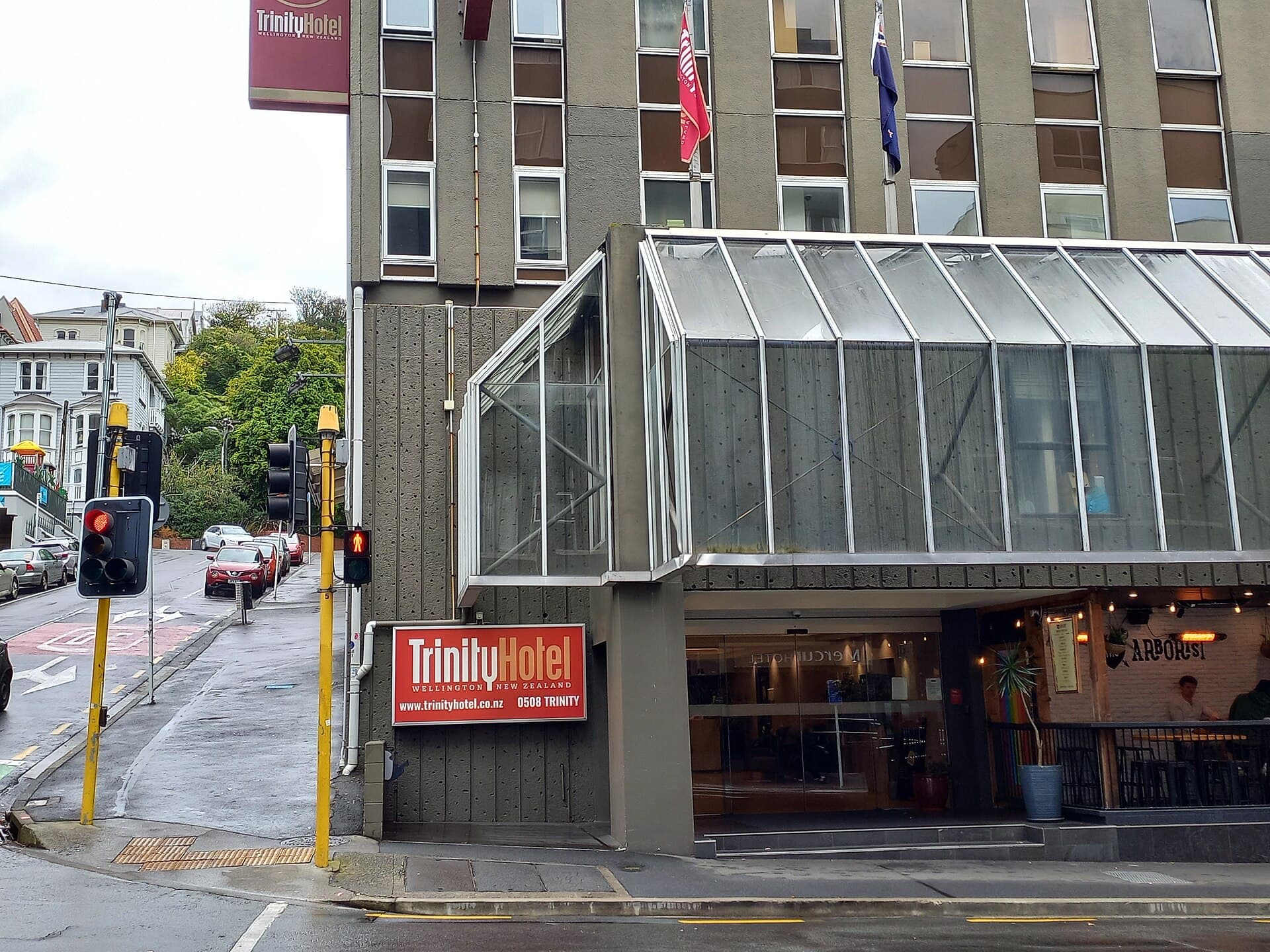 Trinity Hotel (via Wikimedia Commons, CC BY-SA 3.0)