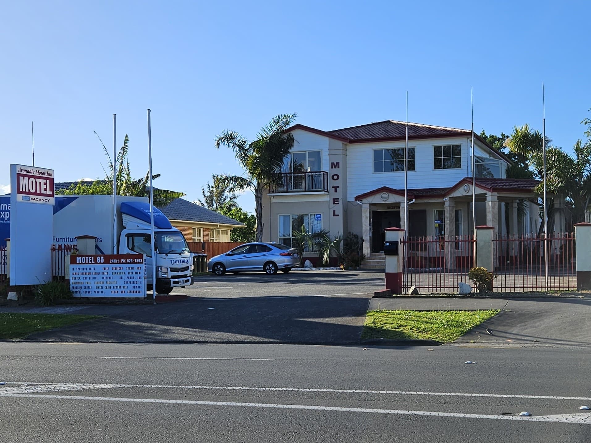 Avondale Motor Inn (via Wikimedia Commons, CC BY 4.0)